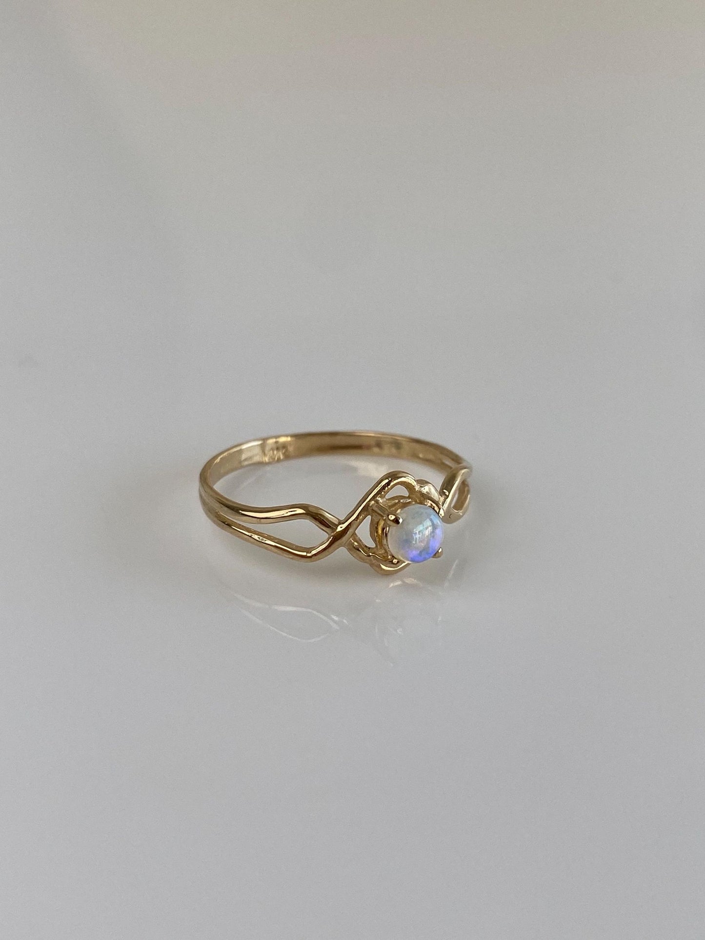 Vintage Solid 14k Yellow Gold Opal Ring - Size 5.25