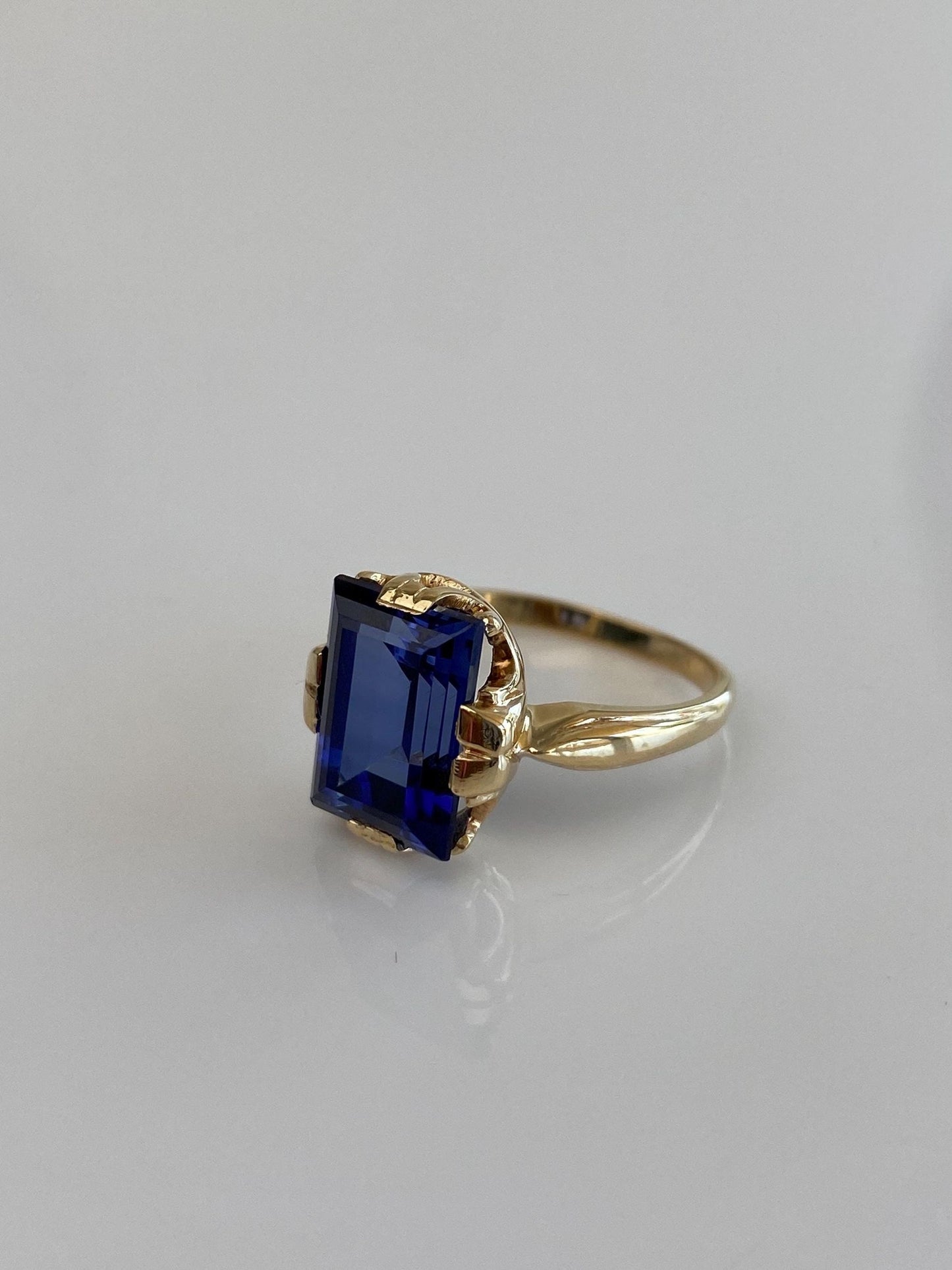Vintage Solid 9k Yellow Gold Blue Sapphire Ring - Size 5.75