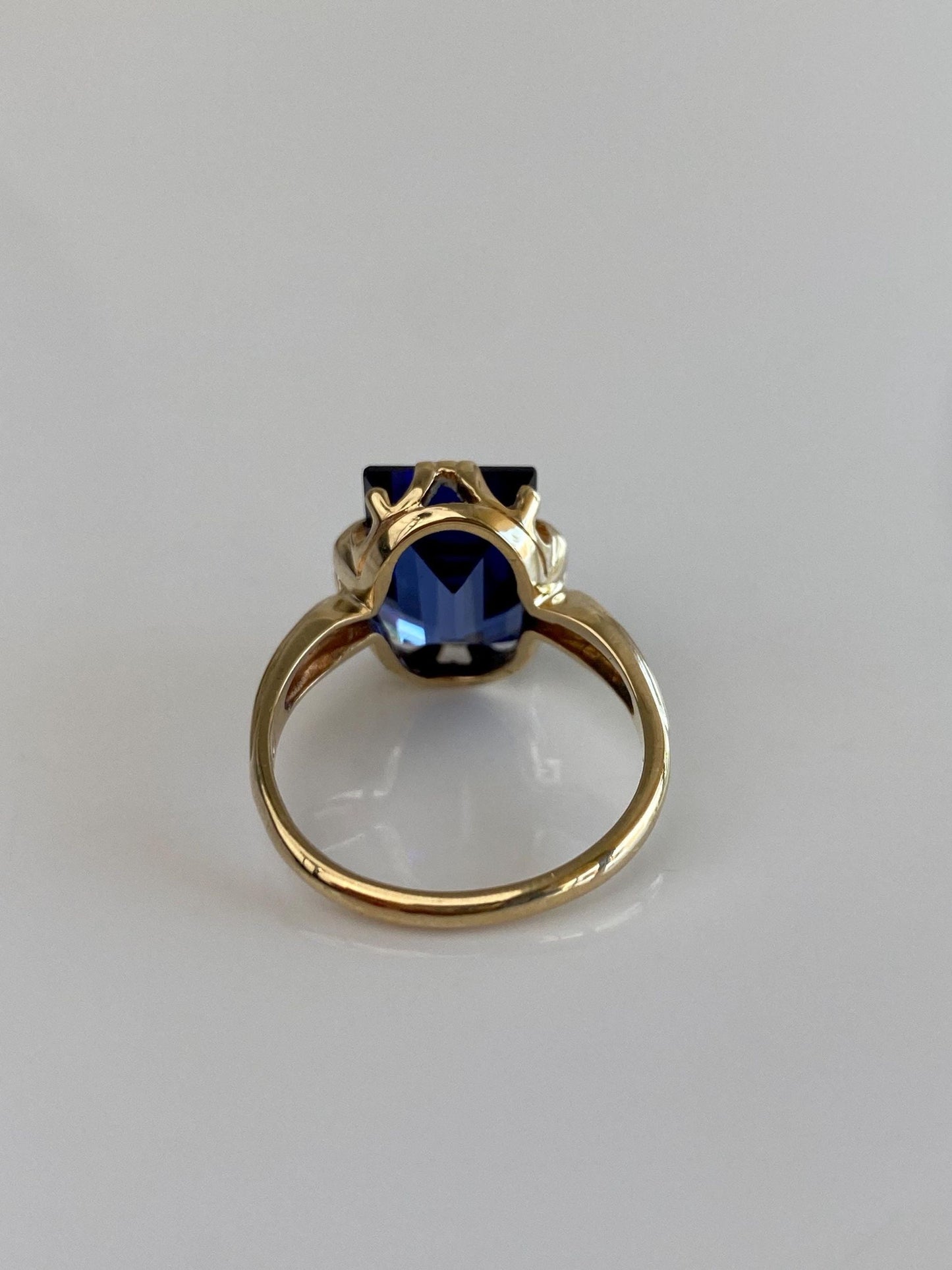 Vintage Solid 9k Yellow Gold Blue Sapphire Ring - Size 5.75
