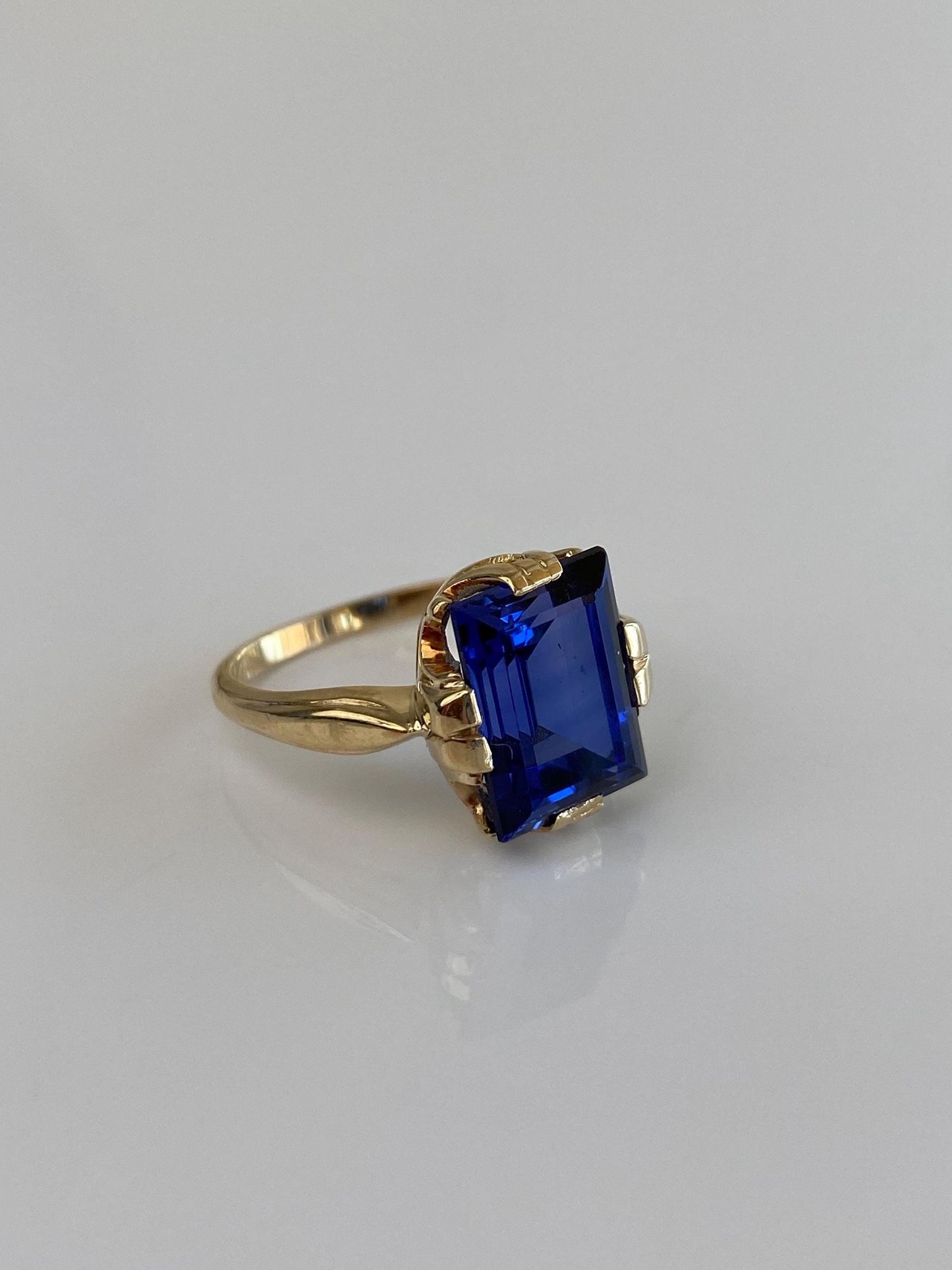 Vintage Solid 9k Yellow Gold Blue Sapphire Ring - Size 5.75