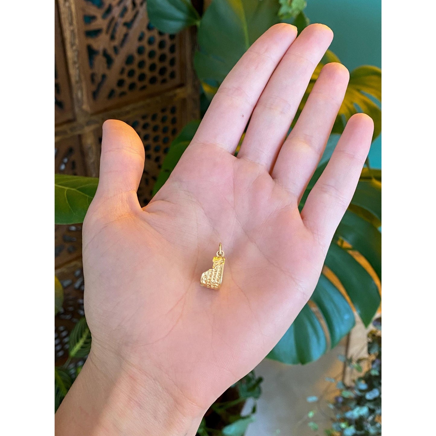 Vintage Solid 18k Yellow Gold Colloseum Charm