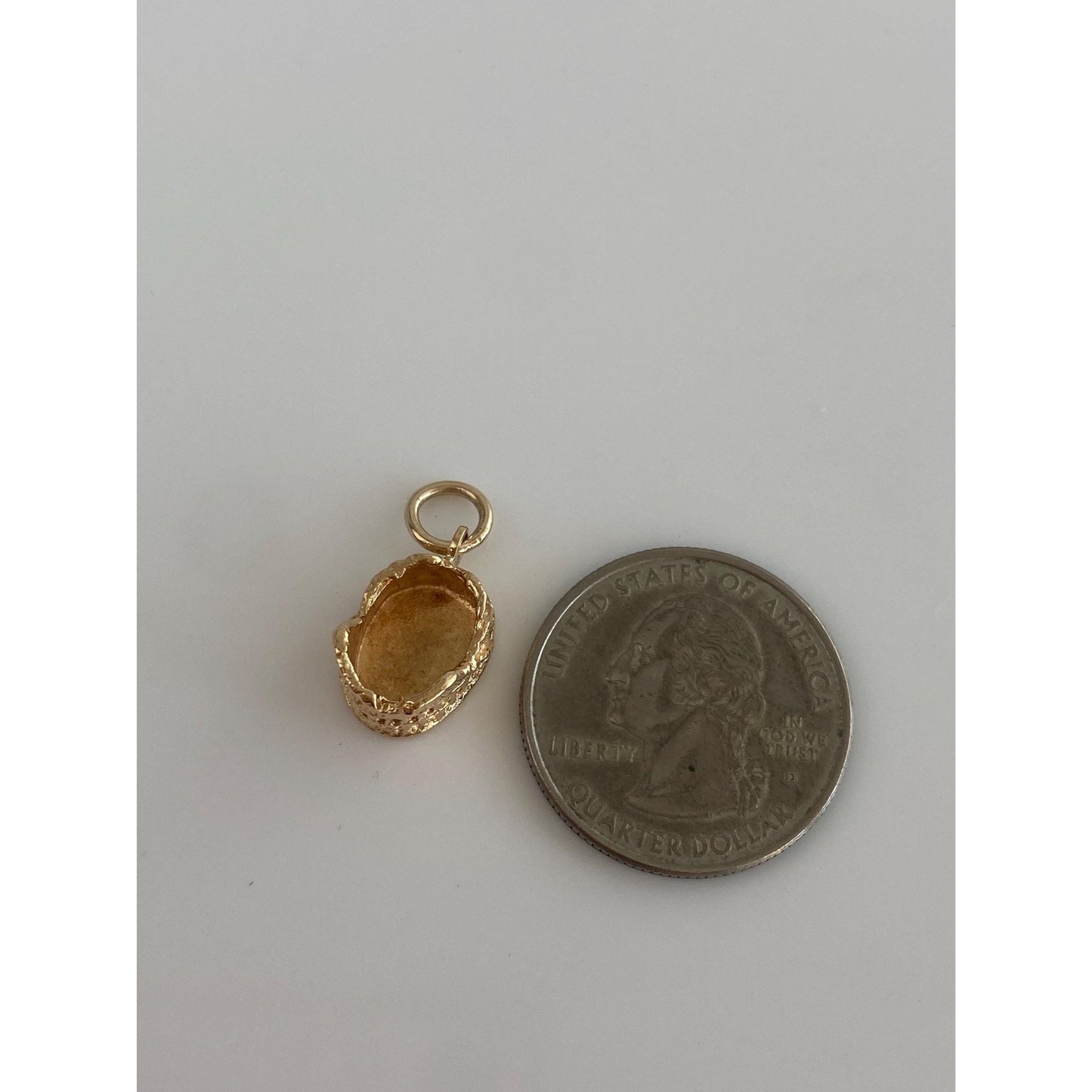 Vintage Solid 18k Yellow Gold Colloseum Charm