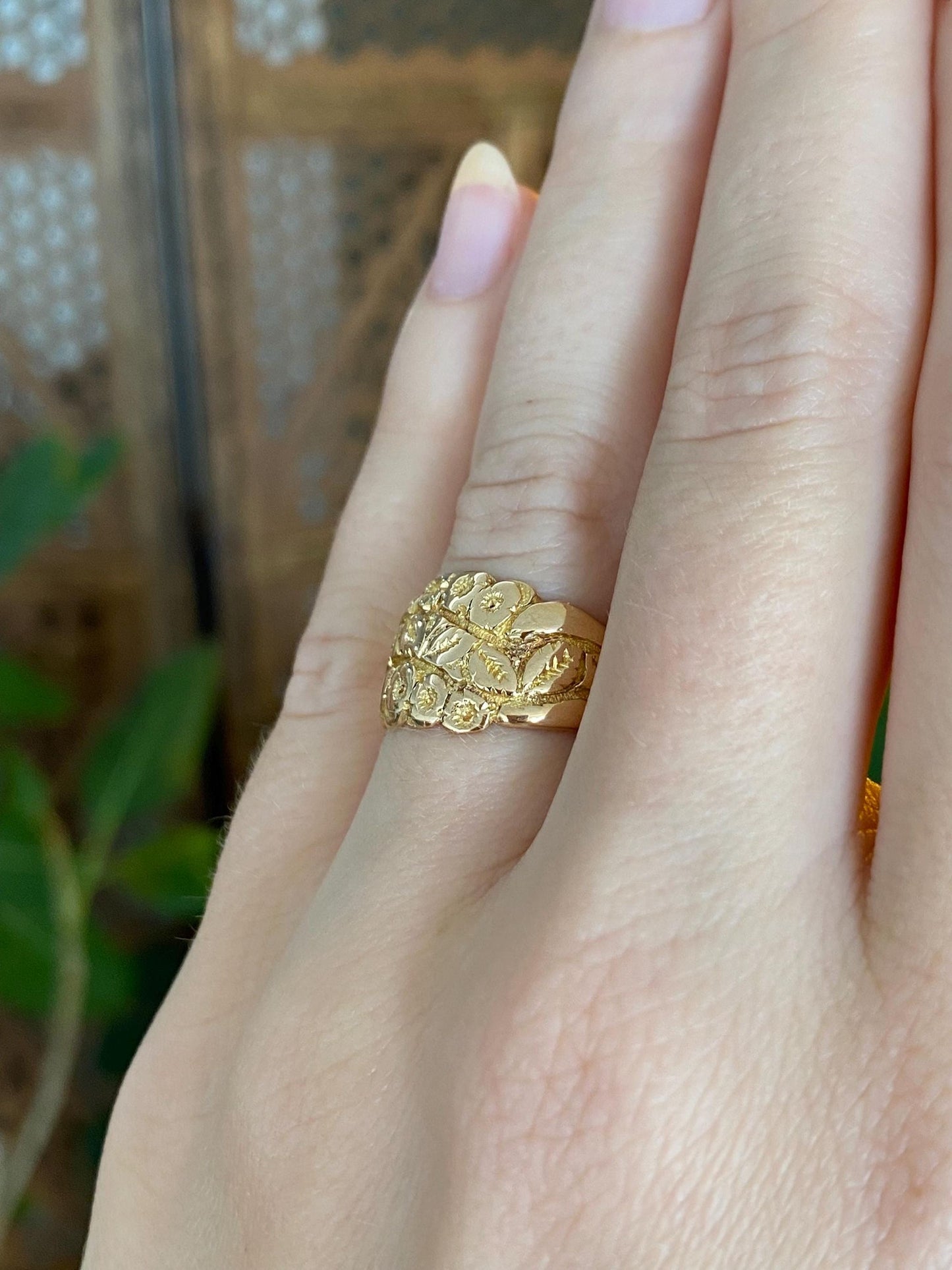 Vintage Solid 18k Yellow Gold Designed Ring Band - Size 6.25