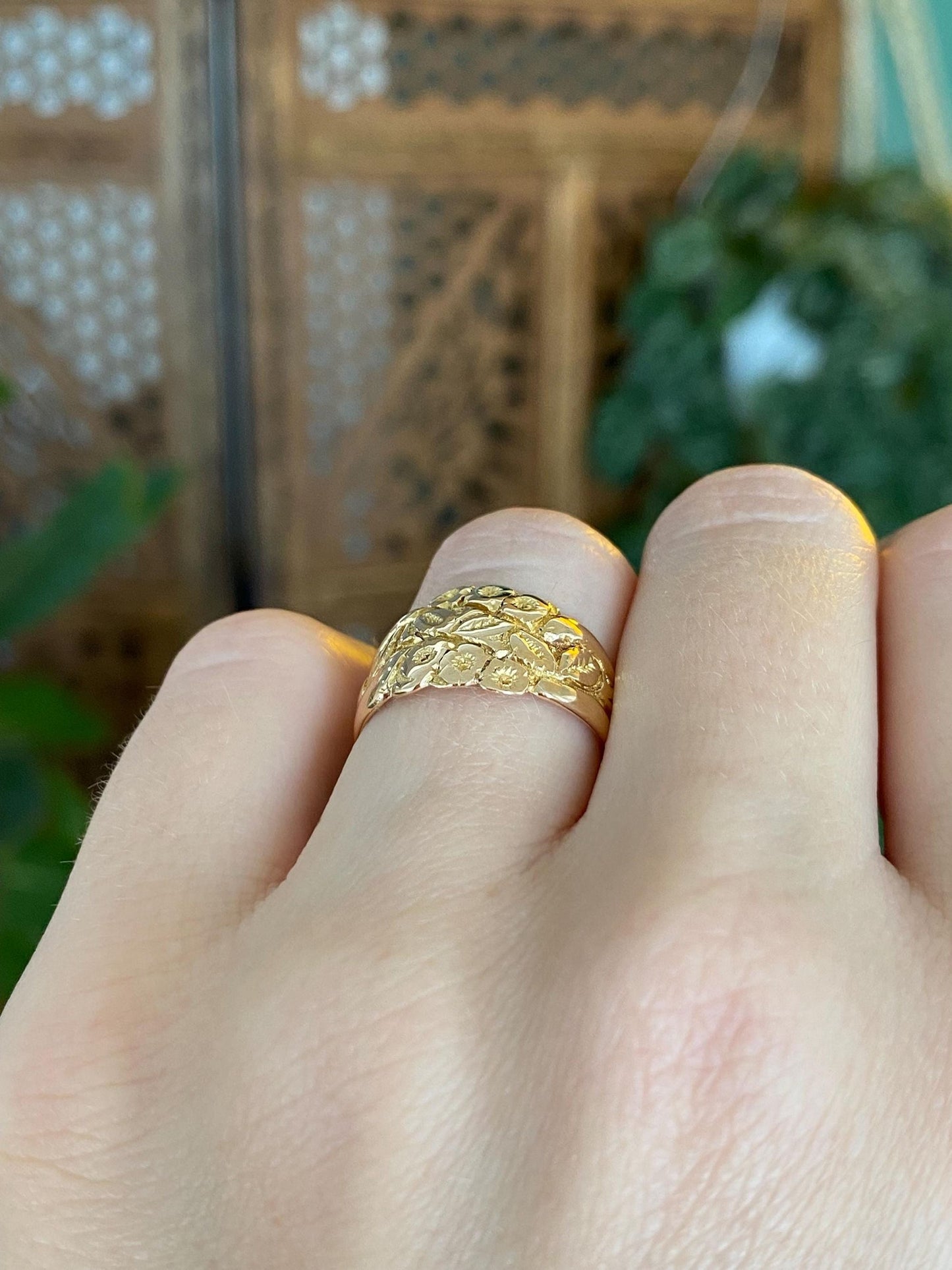 Vintage Solid 18k Yellow Gold Designed Ring Band - Size 6.25
