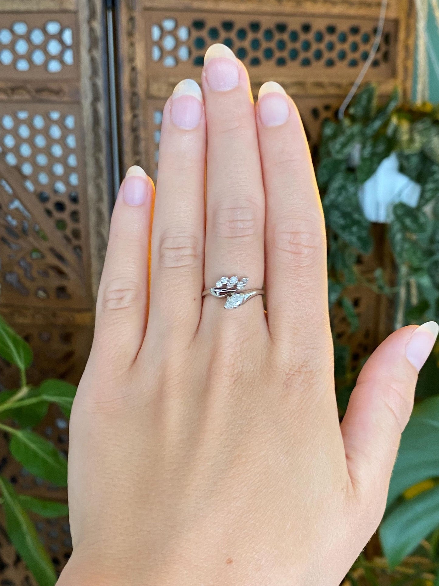 Vintage Solid 14k White Gold Diamond Leaves Ring - Size 6.25
