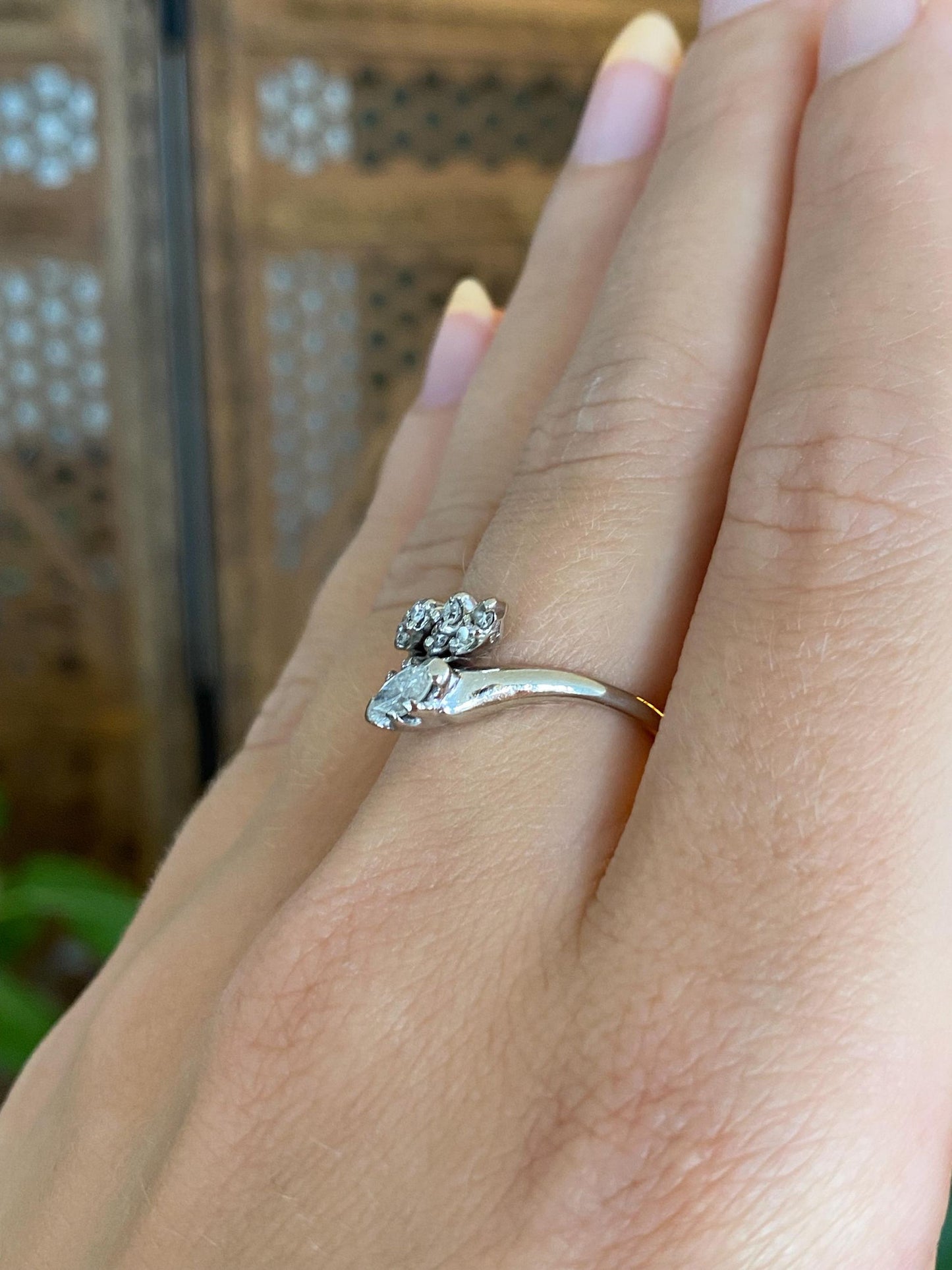 Vintage Solid 14k White Gold Diamond Leaves Ring - Size 6.25