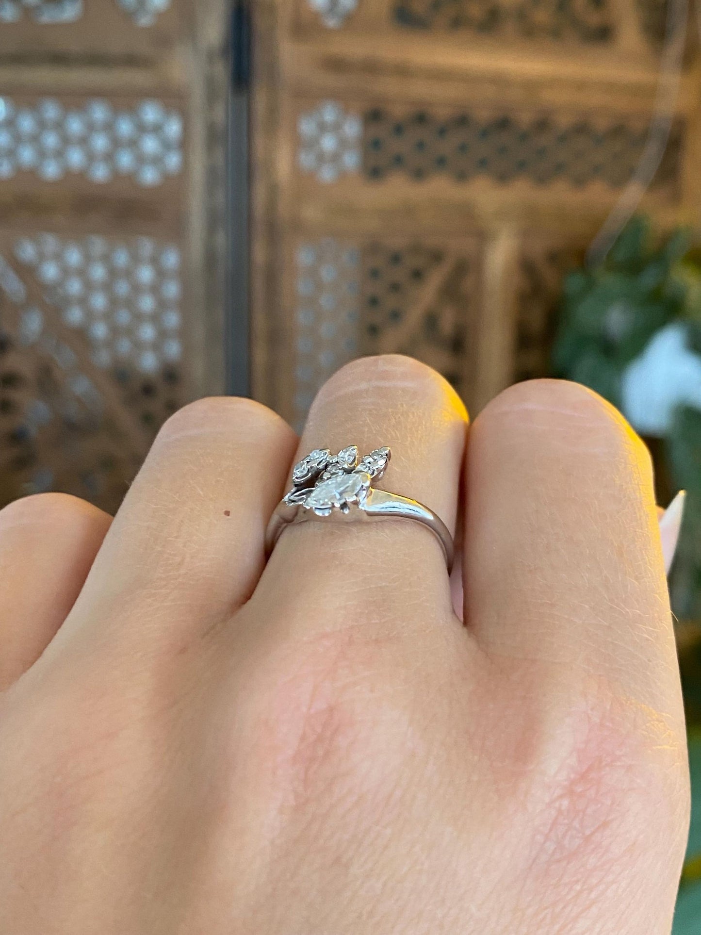 Vintage Solid 14k White Gold Diamond Leaves Ring - Size 6.25