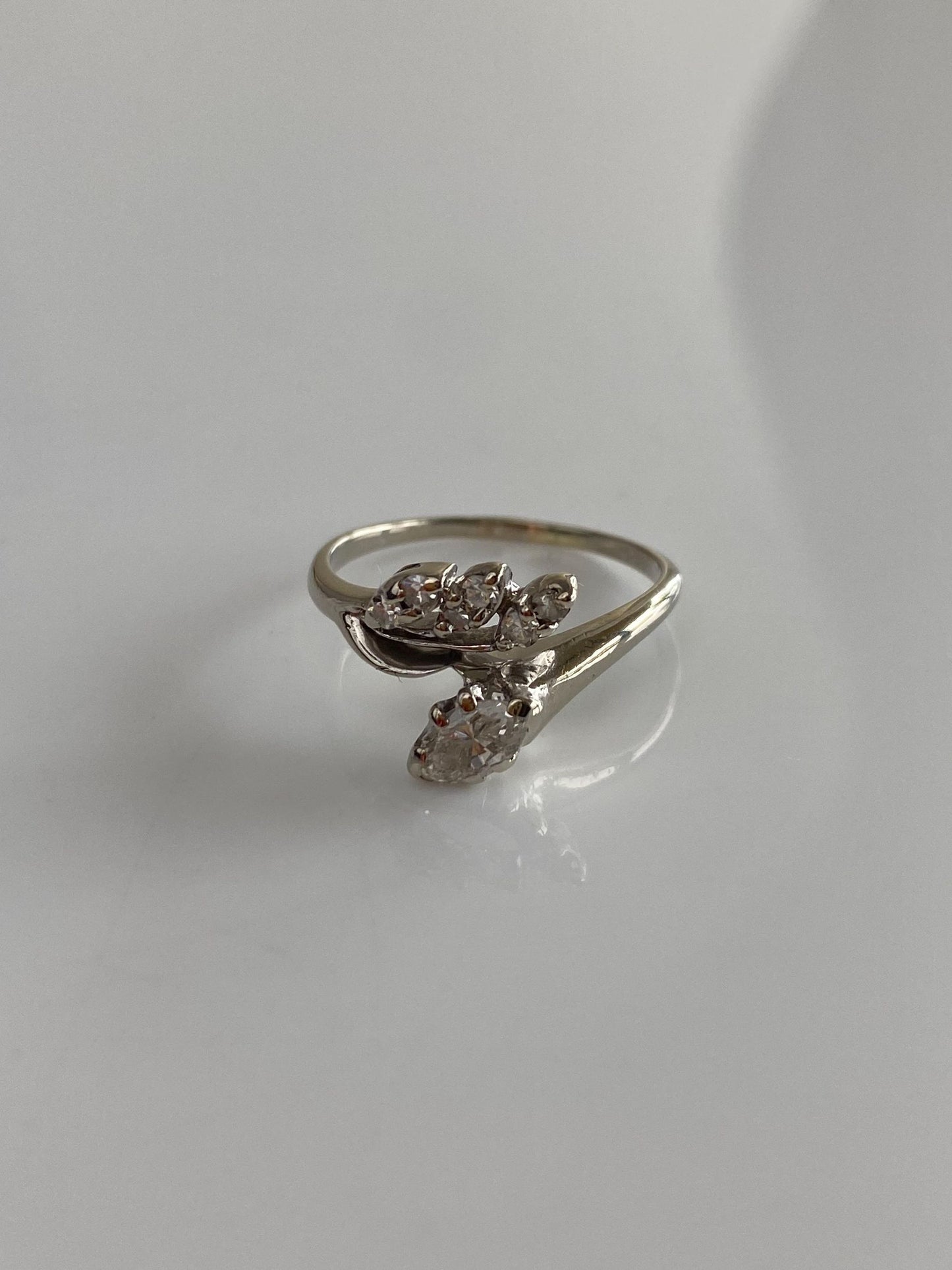 Vintage Solid 14k White Gold Diamond Leaves Ring - Size 6.25