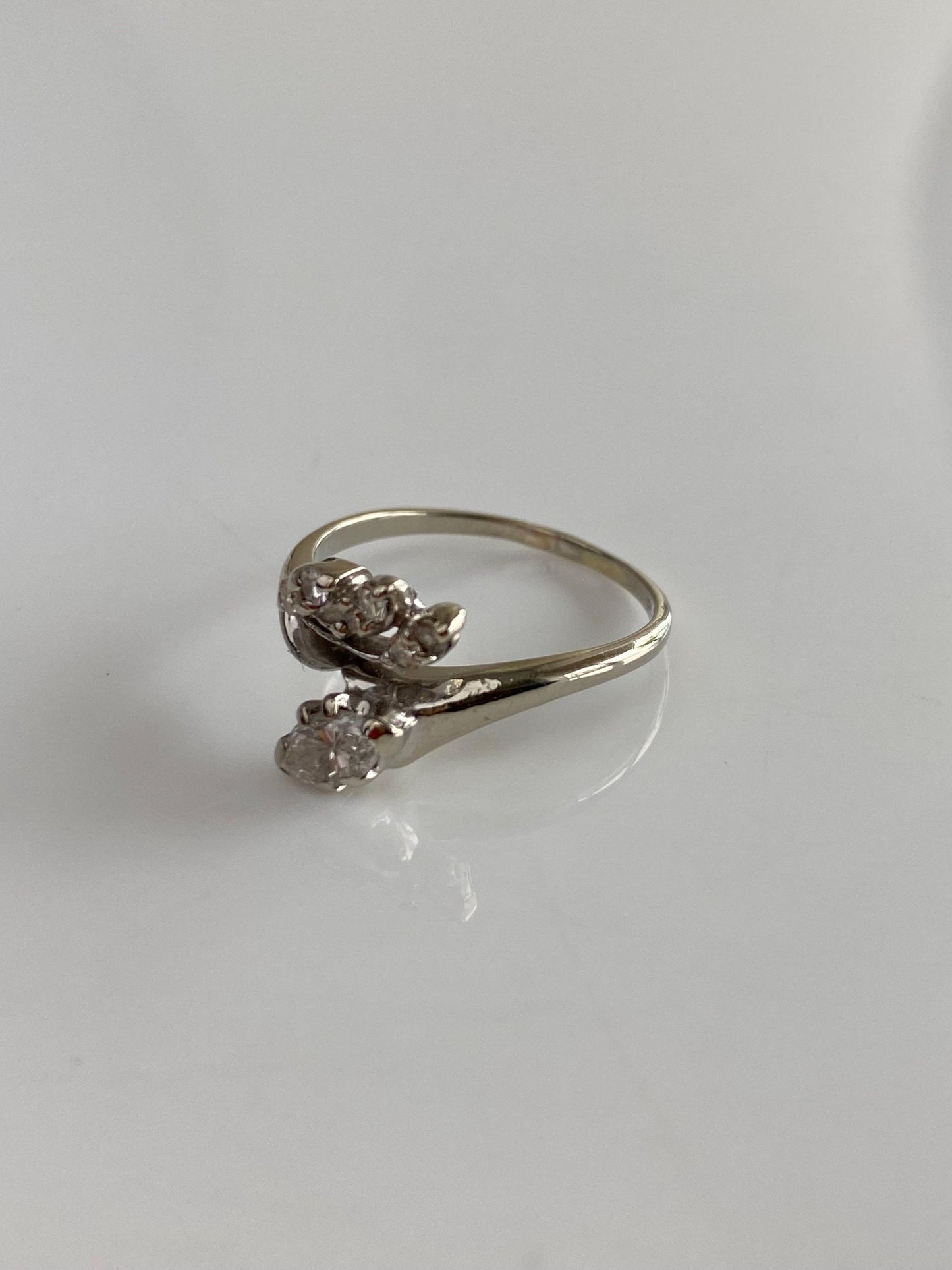 Vintage Solid 14k White Gold Diamond Leaves Ring - Size 6.25