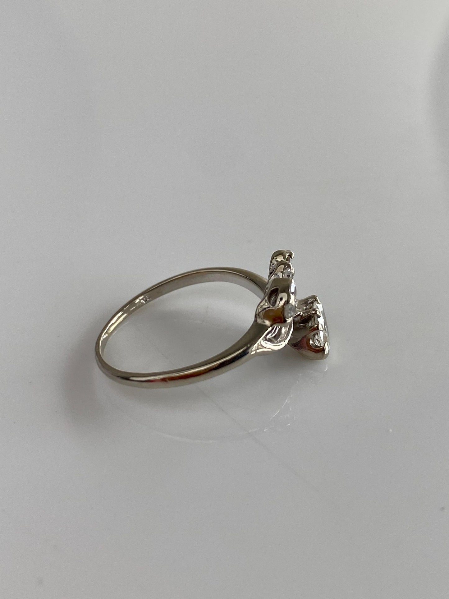 Vintage Solid 14k White Gold Diamond Leaves Ring - Size 6.25