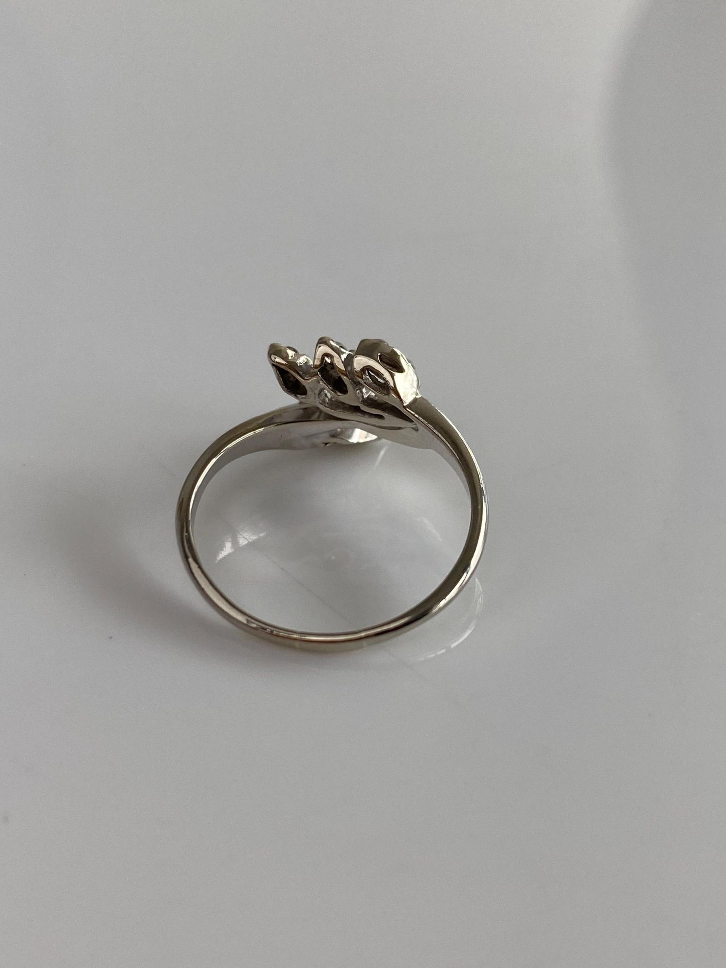 Vintage Solid 14k White Gold Diamond Leaves Ring - Size 6.25