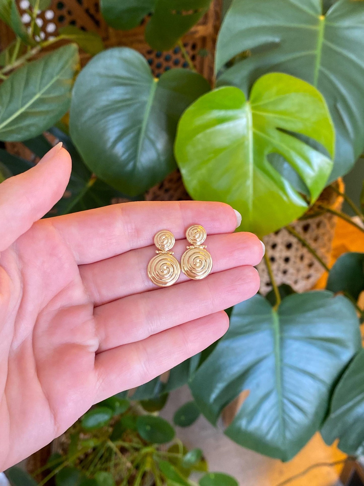 Vintage 14k Yellow Gold Hinged Spiral Stud Earrings