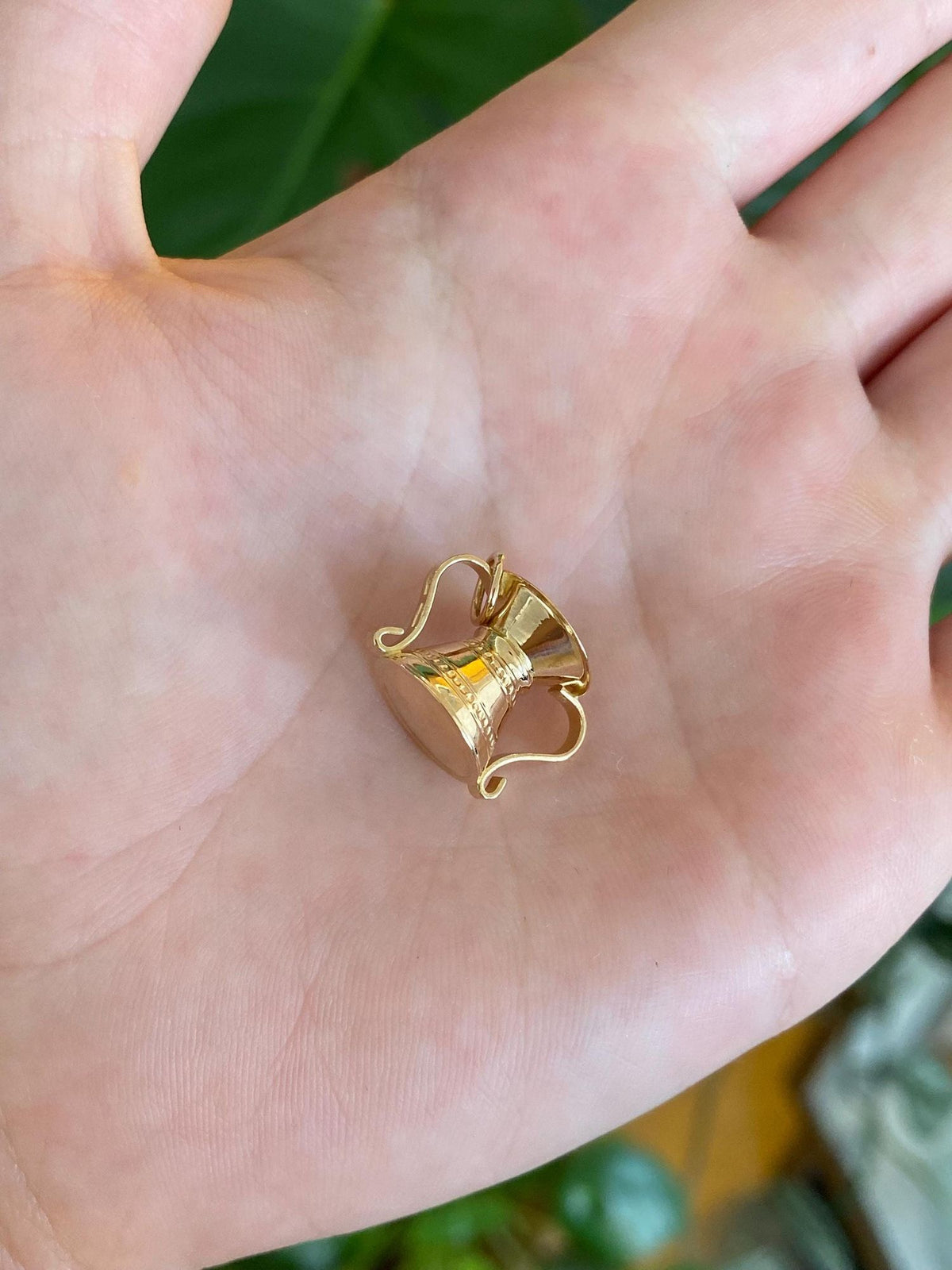 Vintage Solid 18k Yellow Gold Designed Vase Vessel Charm