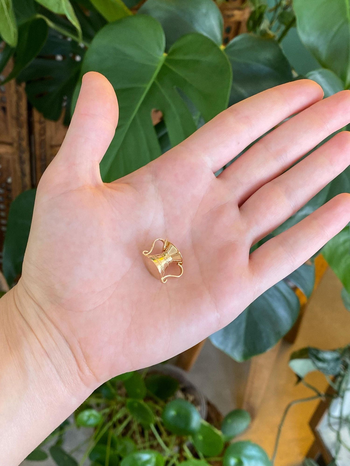 Vintage Solid 18k Yellow Gold Designed Vase Vessel Charm