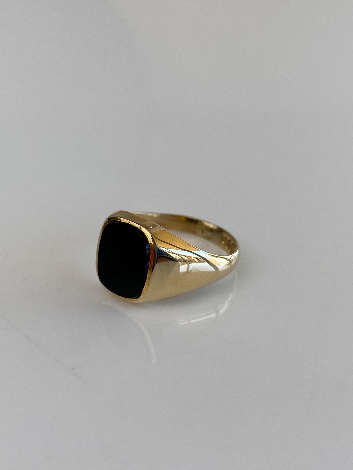 Vintage Solid 9k Yellow Gold Onyx Signet Ring - Size 6.25