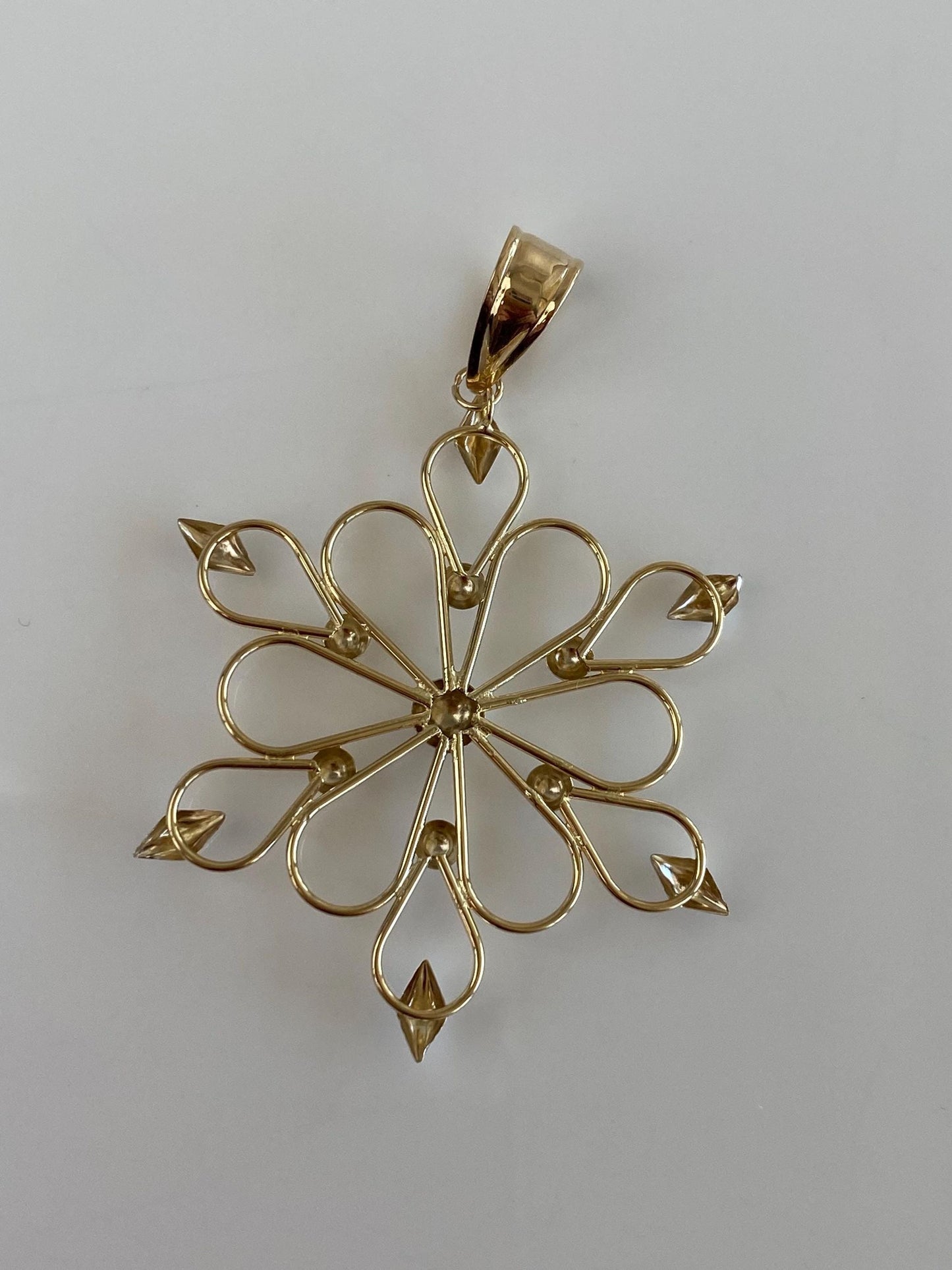 Vintage Solid 14k White & Yellow Gold Wire Flower Snowflake Charm