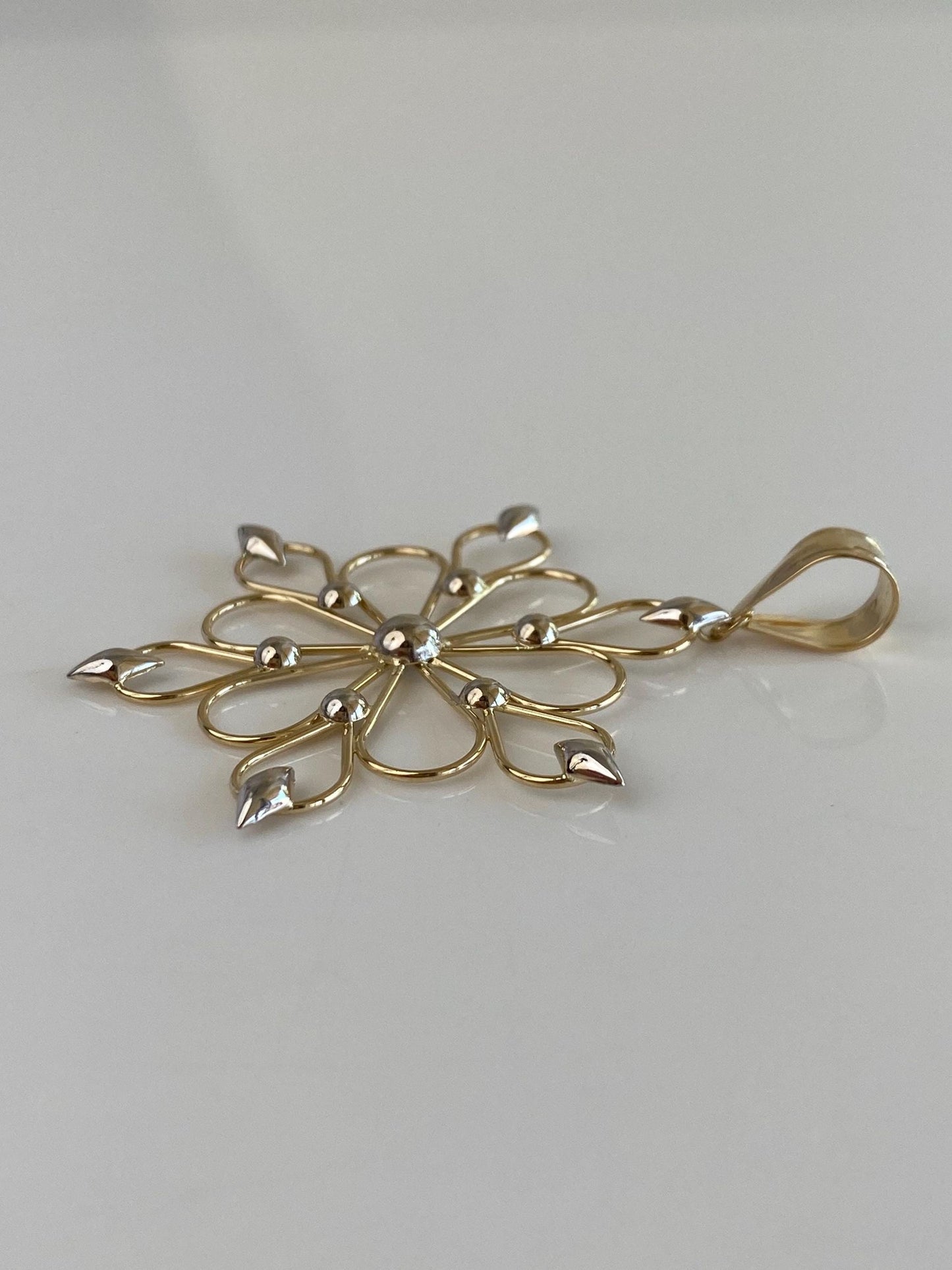Vintage Solid 14k White & Yellow Gold Wire Flower Snowflake Charm