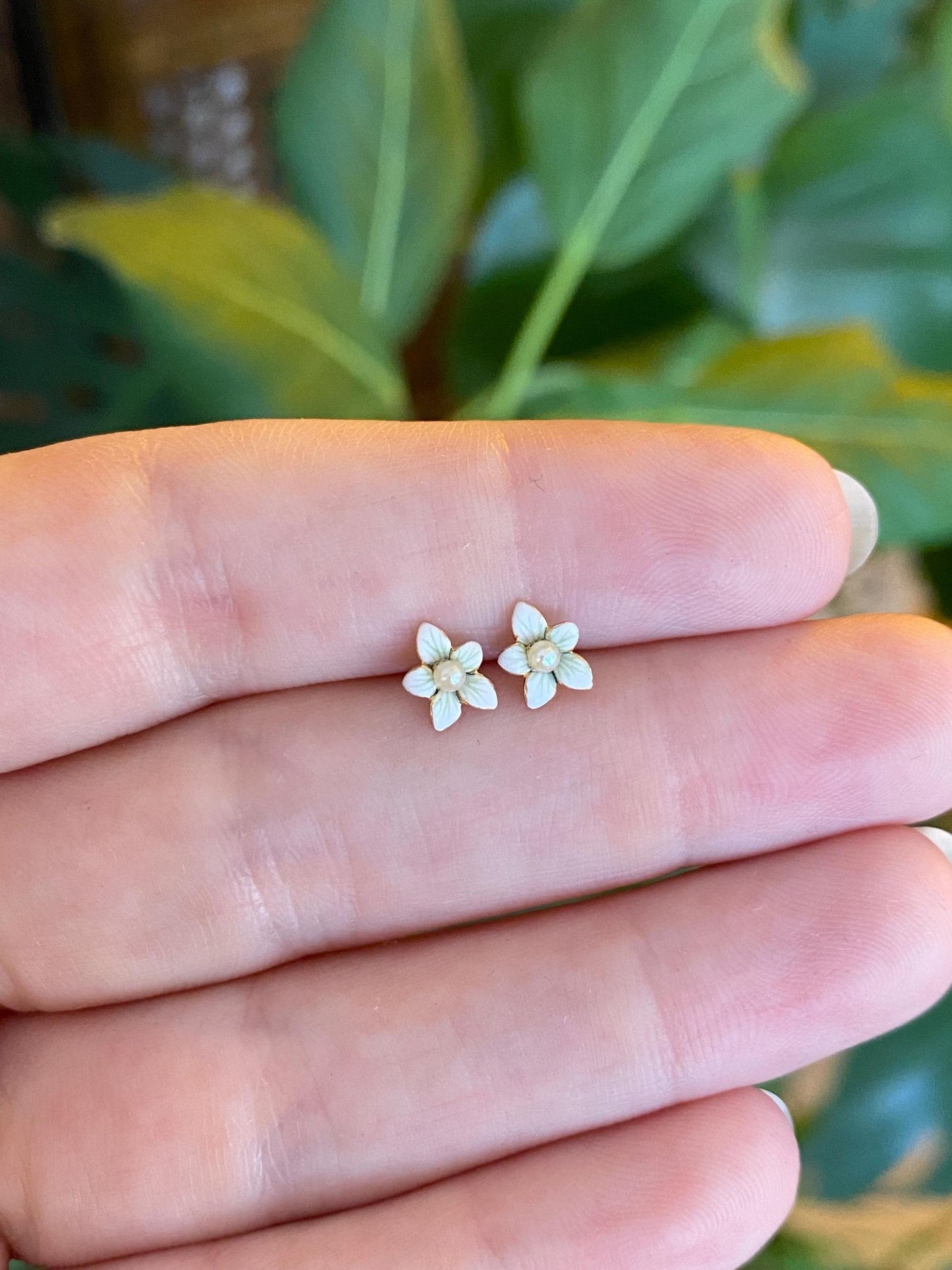 Vintage Solid 14k Yellow Gold Enamel Seed Pearl Flower Stud Earrings