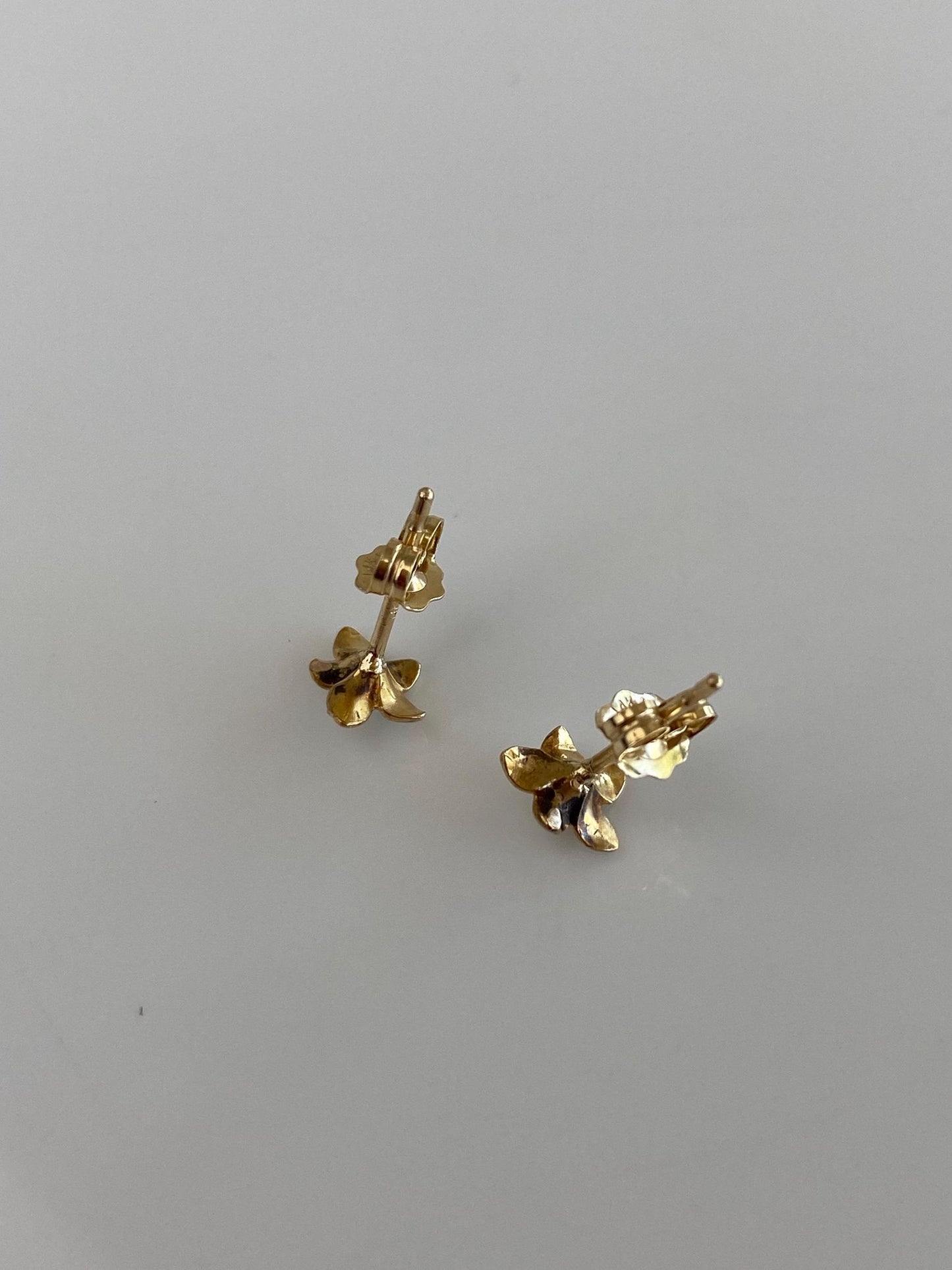 Vintage Solid 14k Yellow Gold Enamel Seed Pearl Flower Stud Earrings