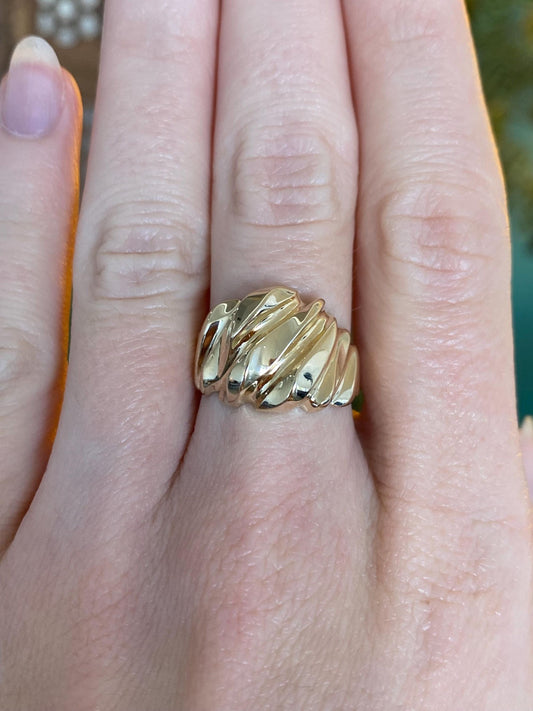 Vintage Solid 10k Yellow Gold Scalloped Ring - Size 6.25