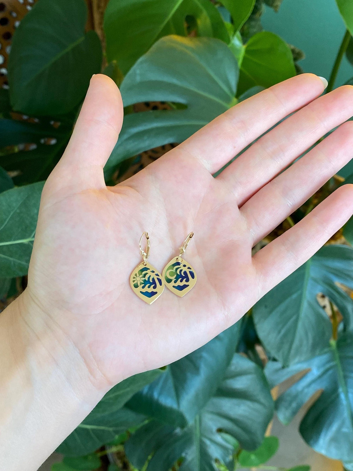 Vintage Solid 14k Yellow Gold Enamel Island Dangle Earrings
