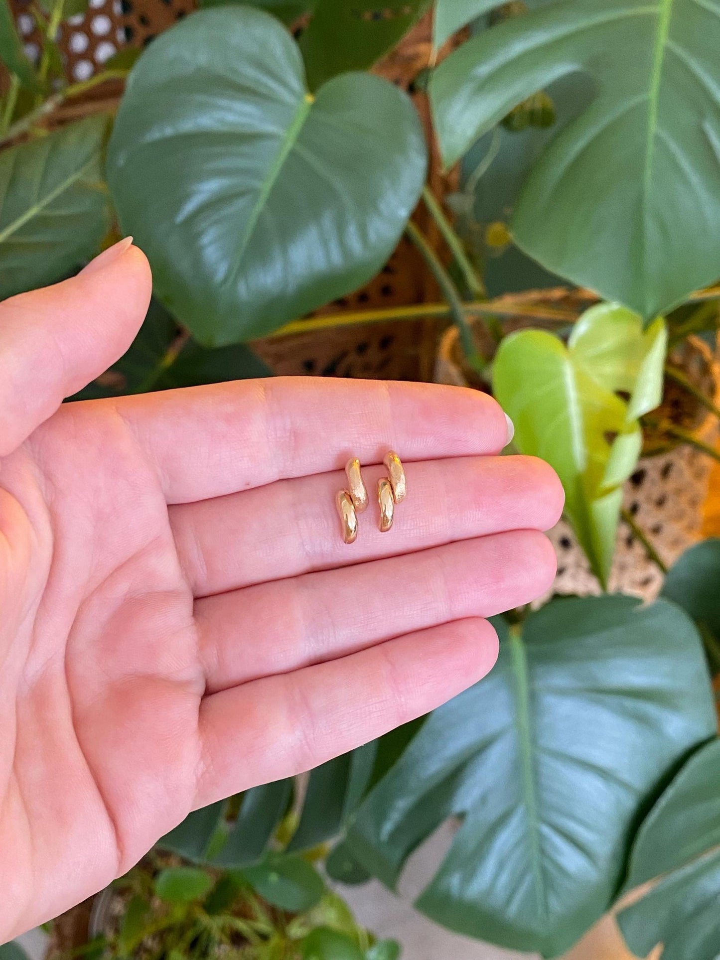 Vintage Solid 18k Yellow Gold Twist Drop Earrings