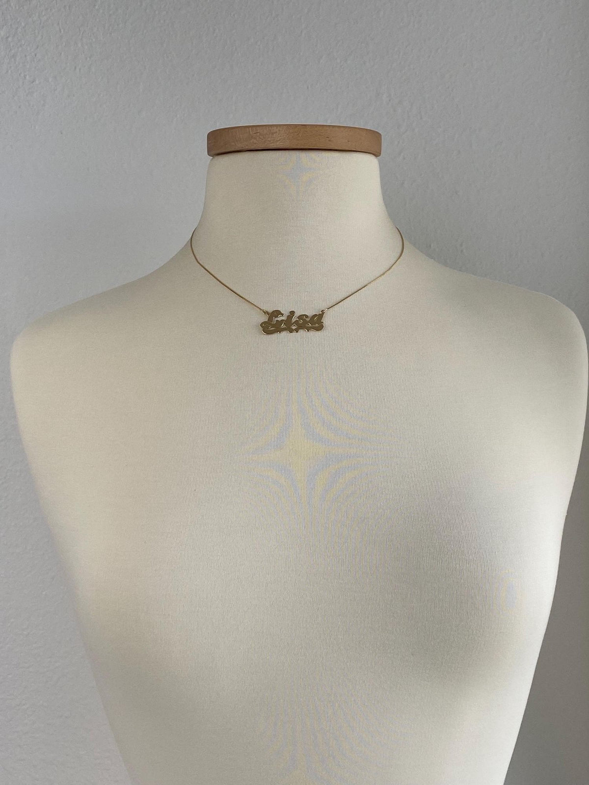 Vintage Solid 14k Yellow Gold 'Lisa' Nameplate Box Chain Necklace - 17.5 inches