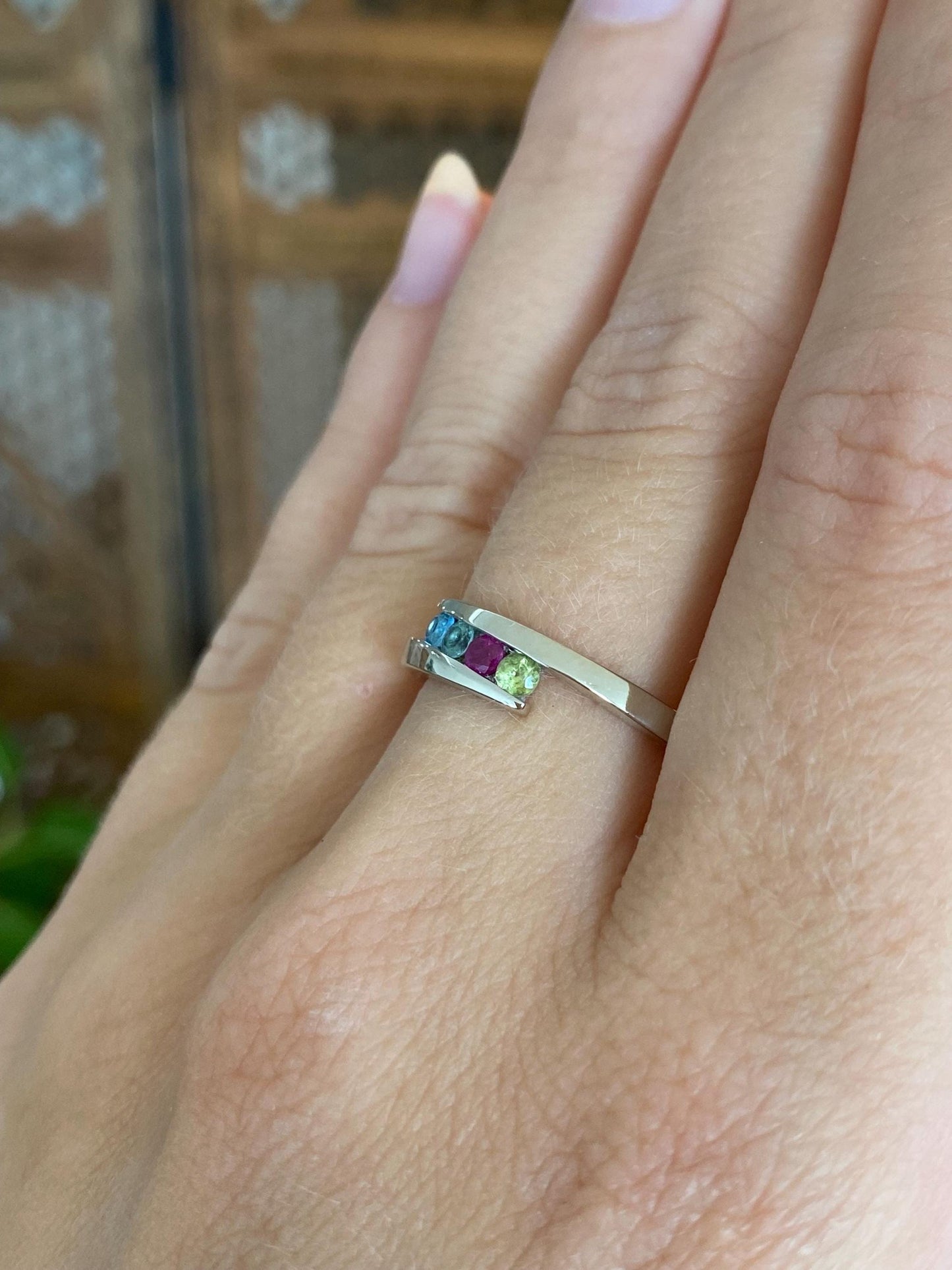 Vintage Solid 10k White Gold Peridot Ruby Aquamarine Topaz Ring - Size 7