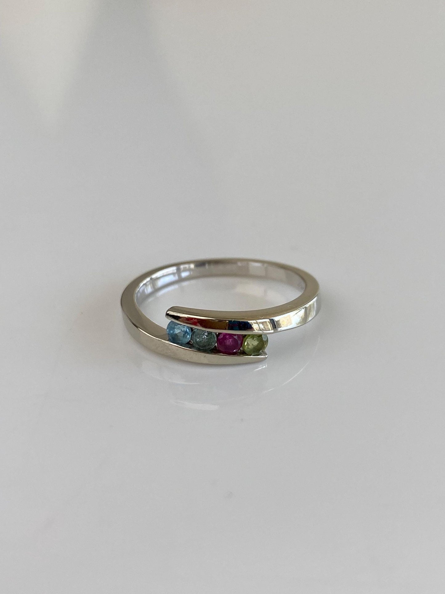Vintage Solid 10k White Gold Peridot Ruby Aquamarine Topaz Ring - Size 7
