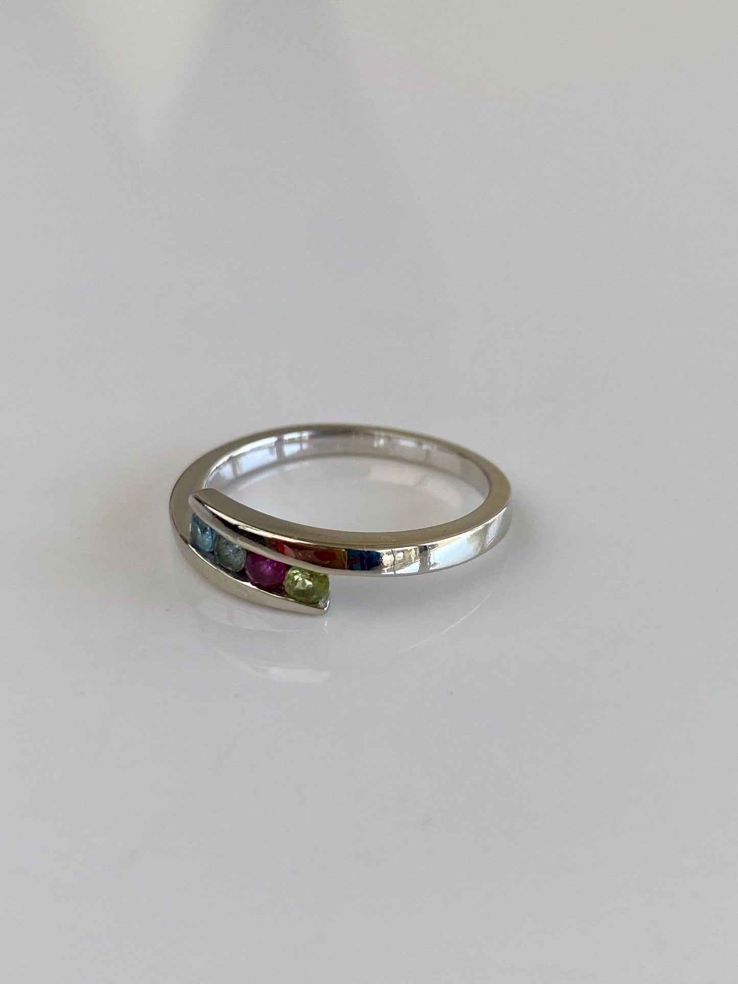 Vintage Solid 10k White Gold Peridot Ruby Aquamarine Topaz Ring - Size 7