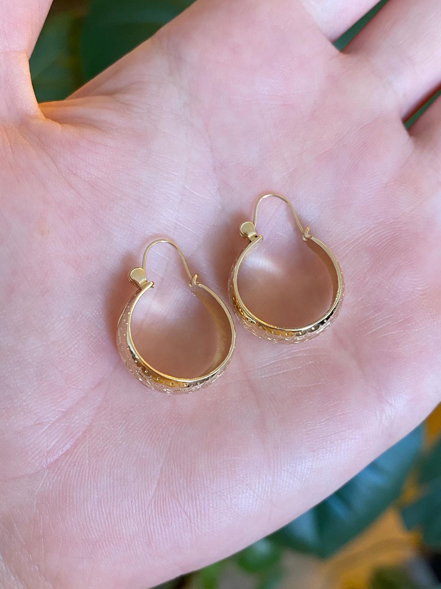 Vintage Solid 14k Yellow Gold Engraved Floral Hoop Earrings