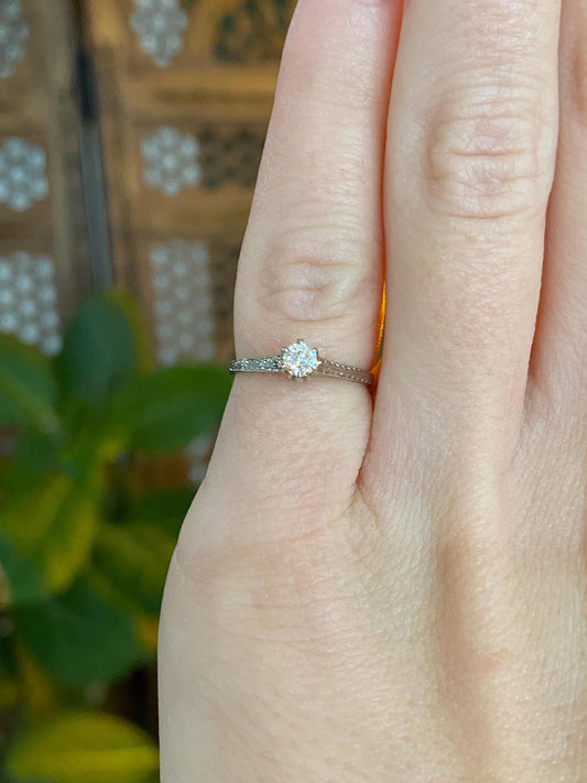 Vintage Solid 18k White Gold Diamond Designed Ring - Size 2.5