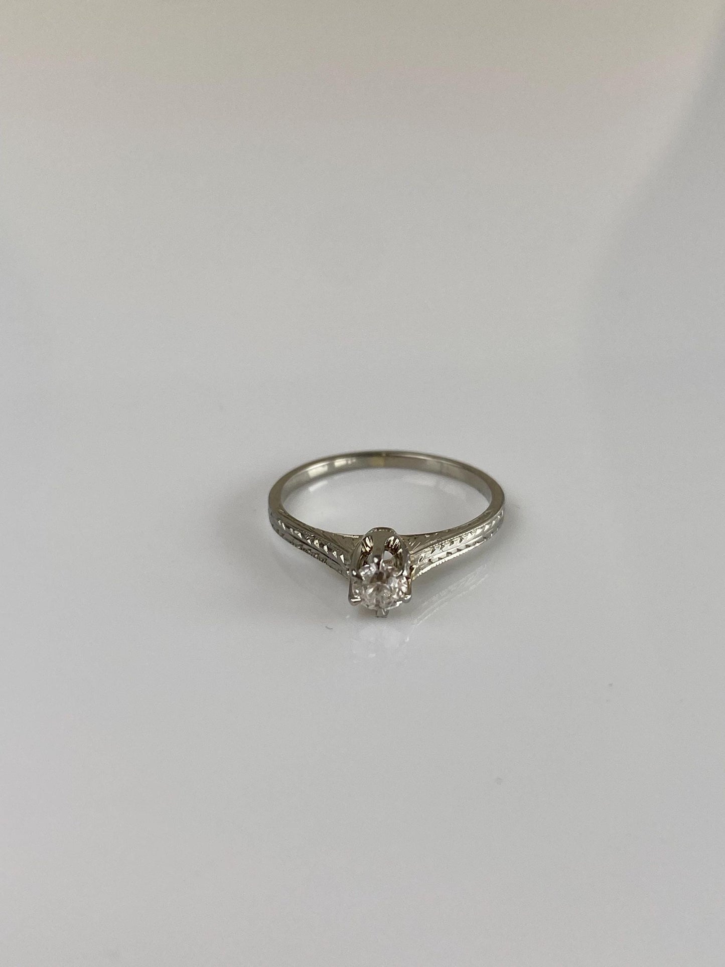 Vintage Solid 18k White Gold Diamond Designed Ring - Size 2.5