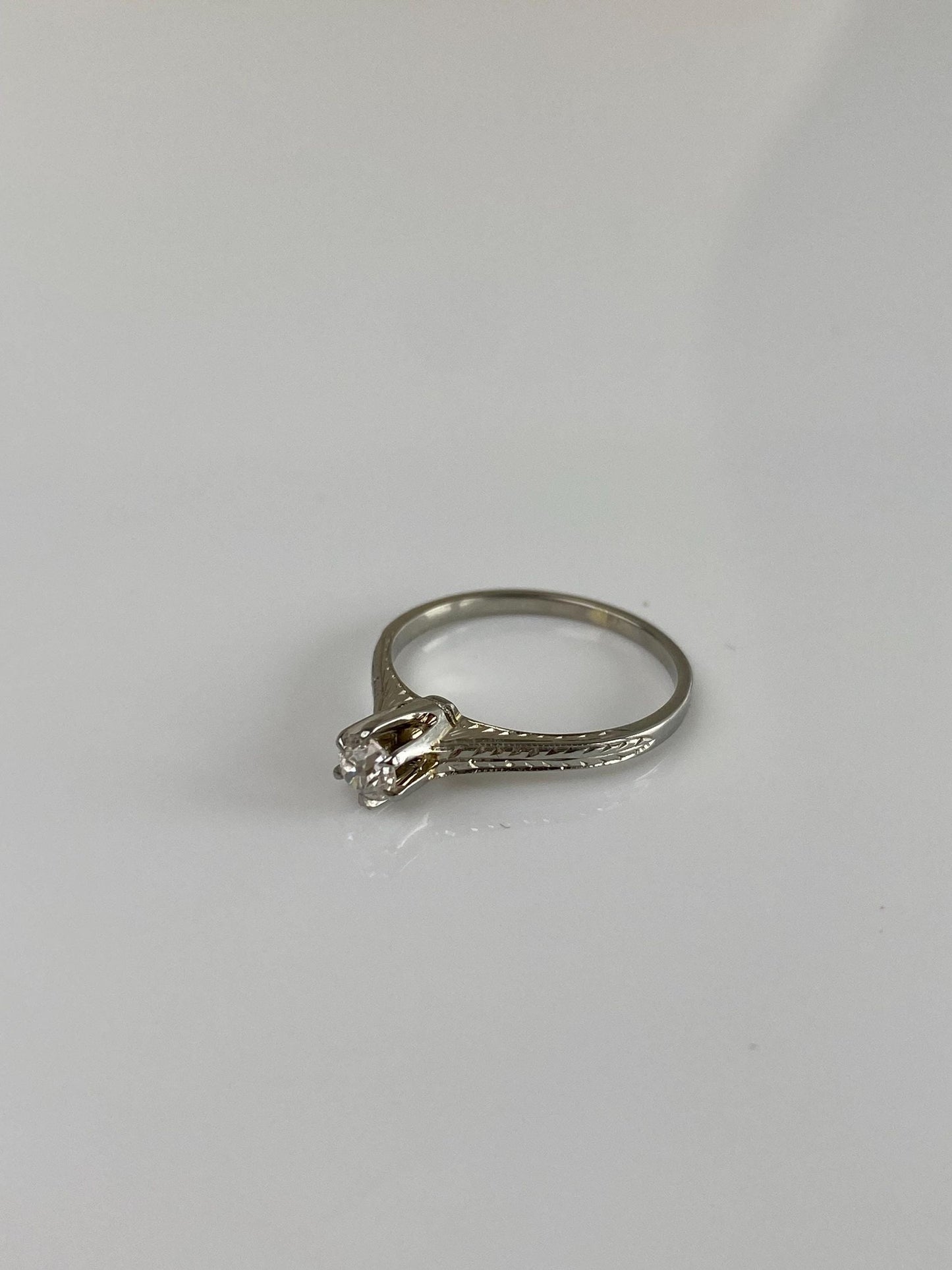 Vintage Solid 18k White Gold Diamond Designed Ring - Size 2.5