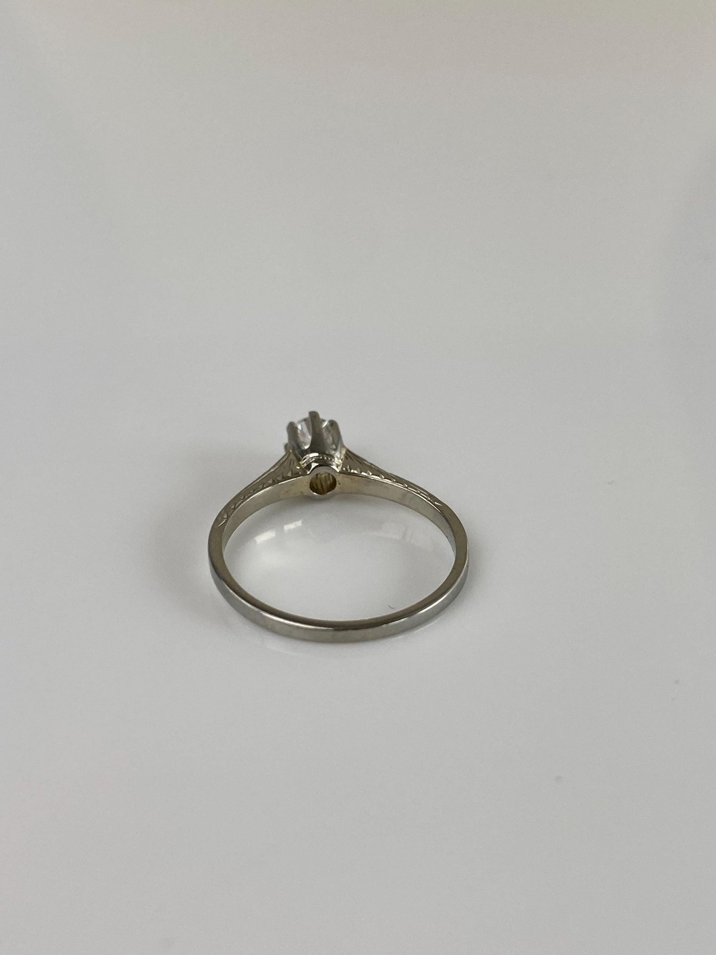 Vintage Solid 18k White Gold Diamond Designed Ring - Size 2.5