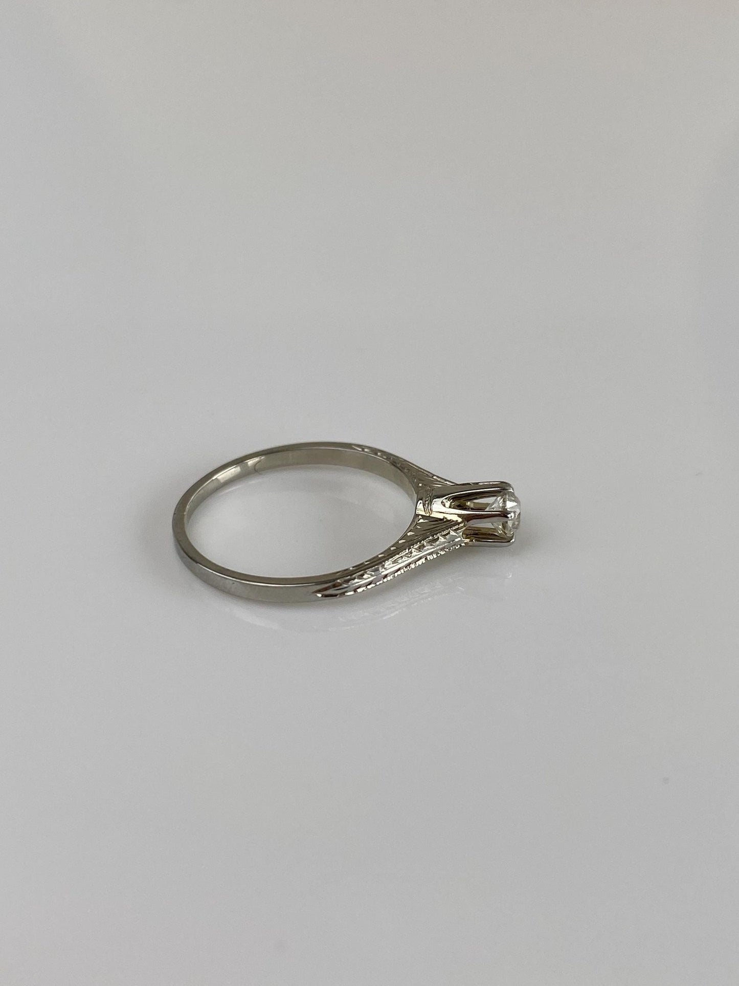 Vintage Solid 18k White Gold Diamond Designed Ring - Size 2.5