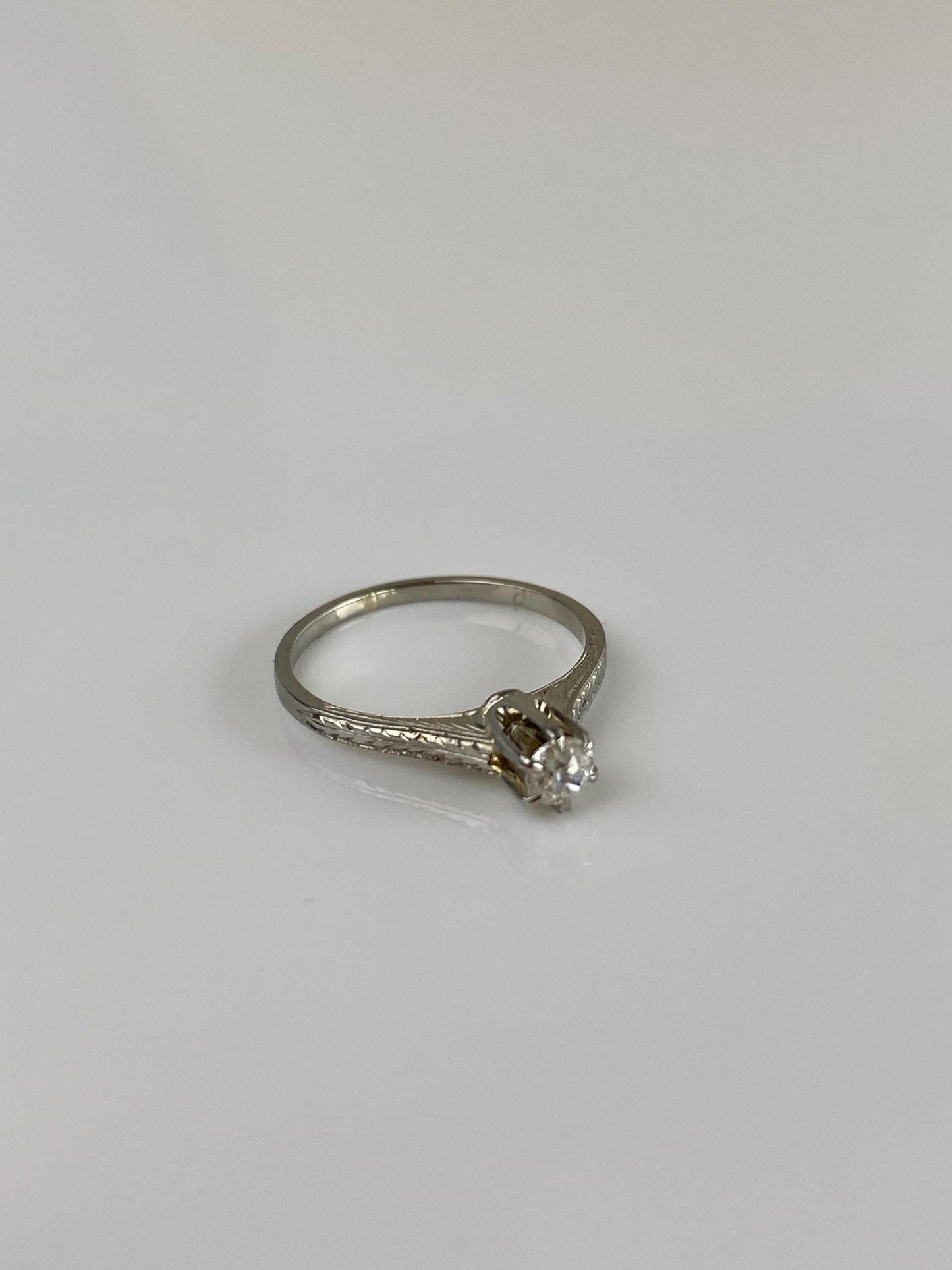 Vintage Solid 18k White Gold Diamond Designed Ring - Size 2.5