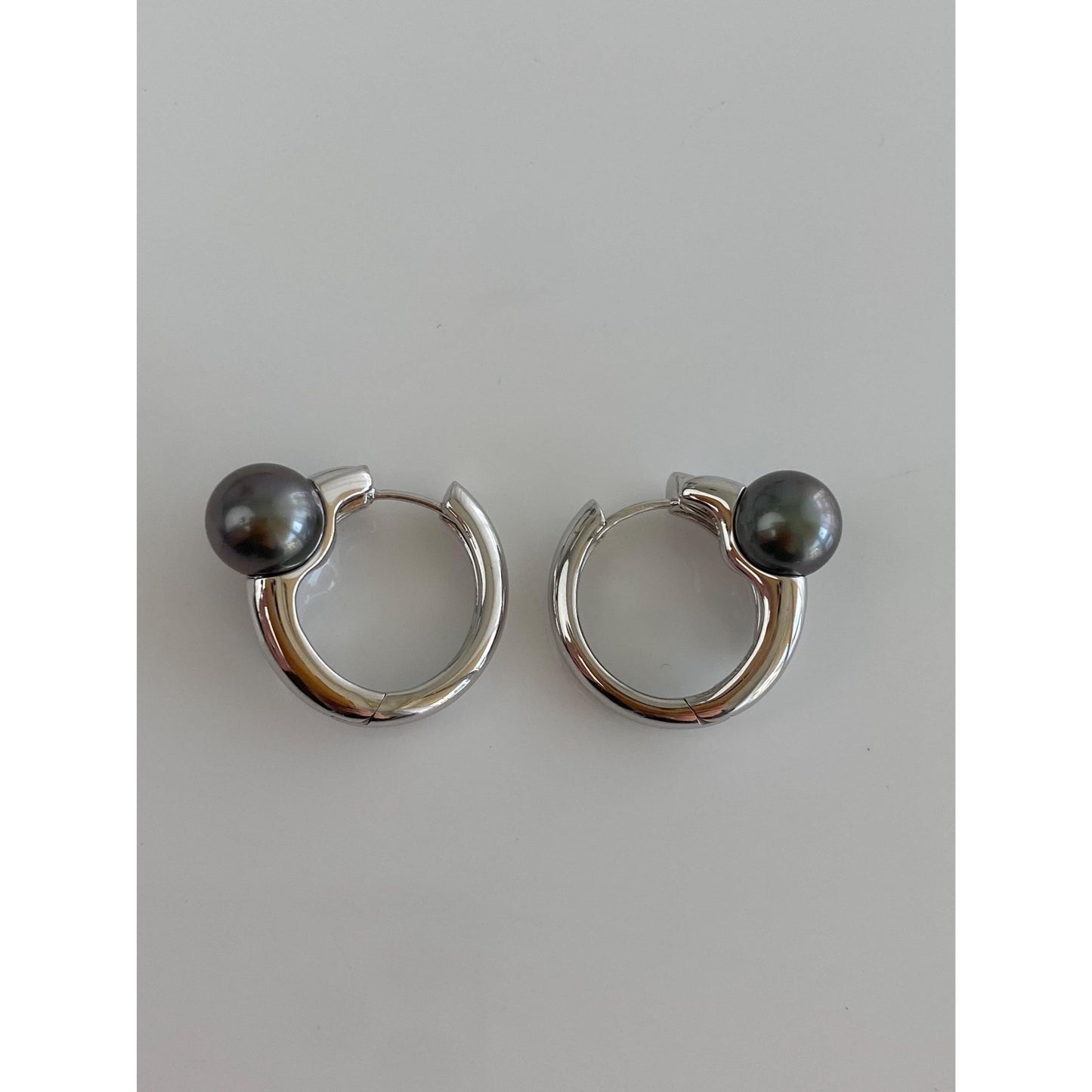 Vintage Solid 18k White Gold Diamond Peacock Pearl Hoop Earrings