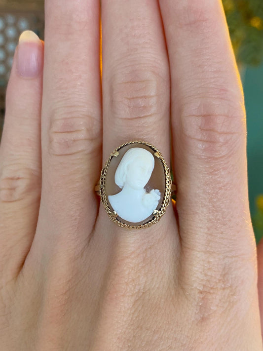 Vintage Solid 10k Yellow Gold Cameo Ring - Size 7.25