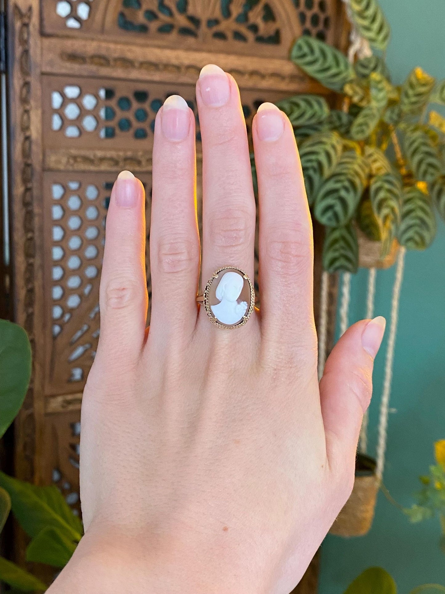 Vintage Solid 10k Yellow Gold Cameo Ring - Size 7.25