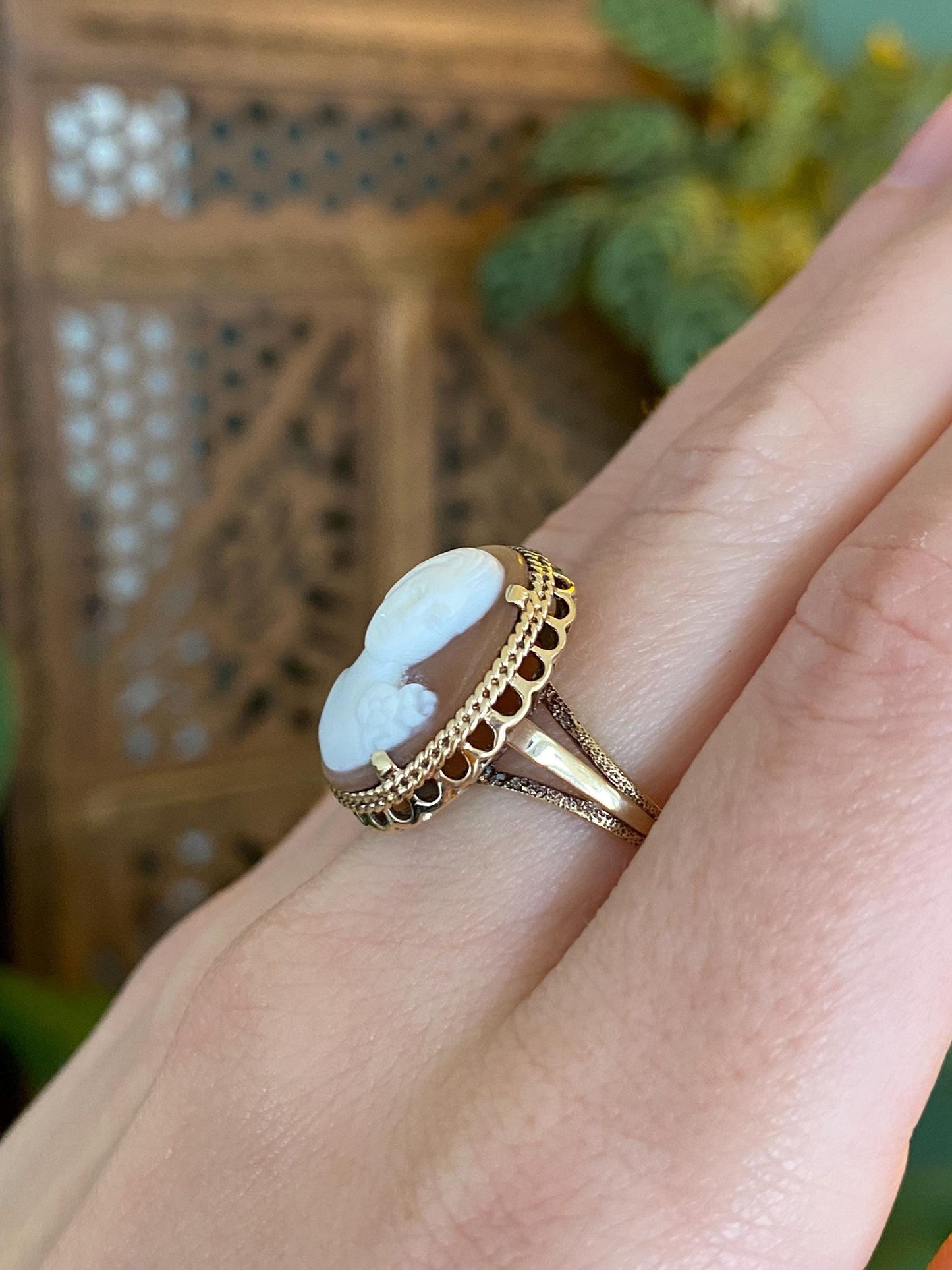 Vintage Solid 10k Yellow Gold Cameo Ring - Size 7.25