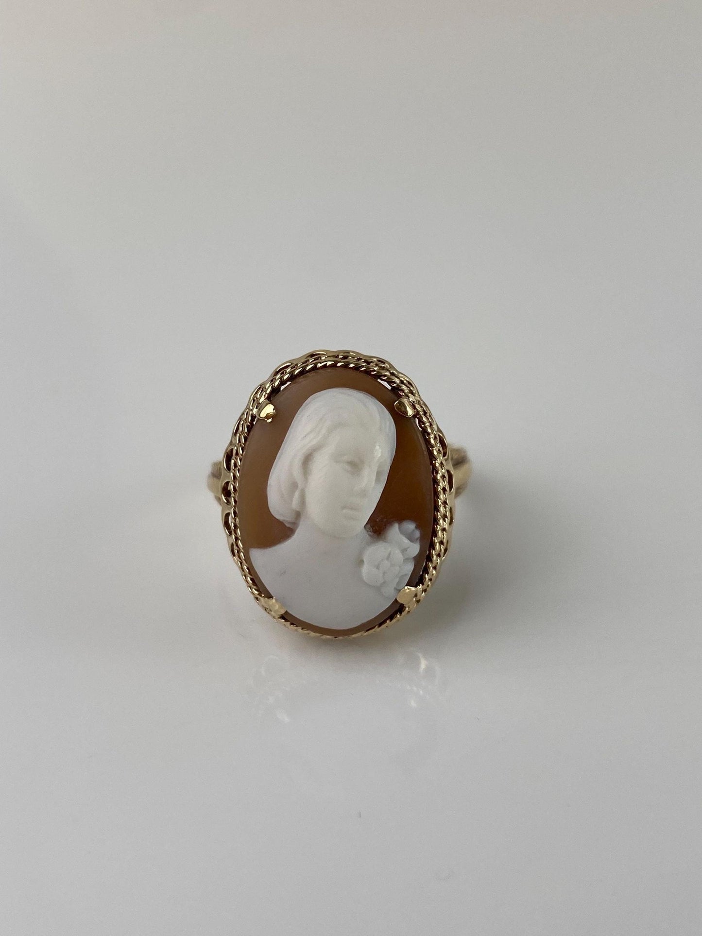 Vintage Solid 10k Yellow Gold Cameo Ring - Size 7.25