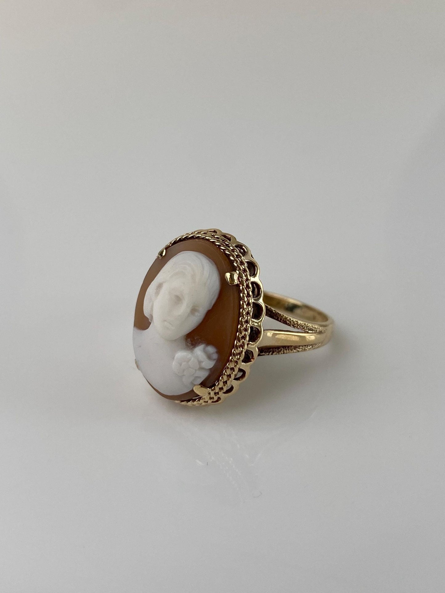 Vintage Solid 10k Yellow Gold Cameo Ring - Size 7.25
