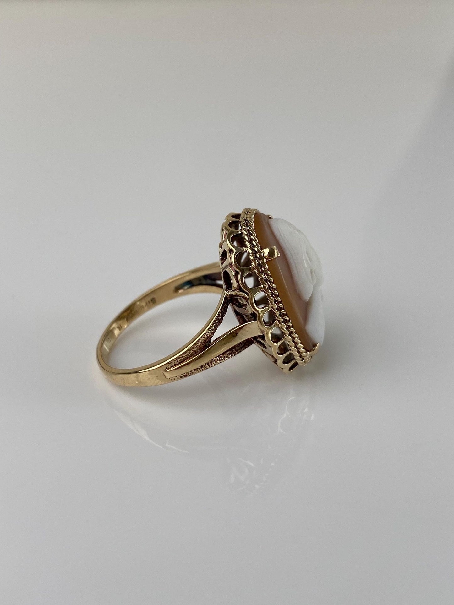 Vintage Solid 10k Yellow Gold Cameo Ring - Size 7.25