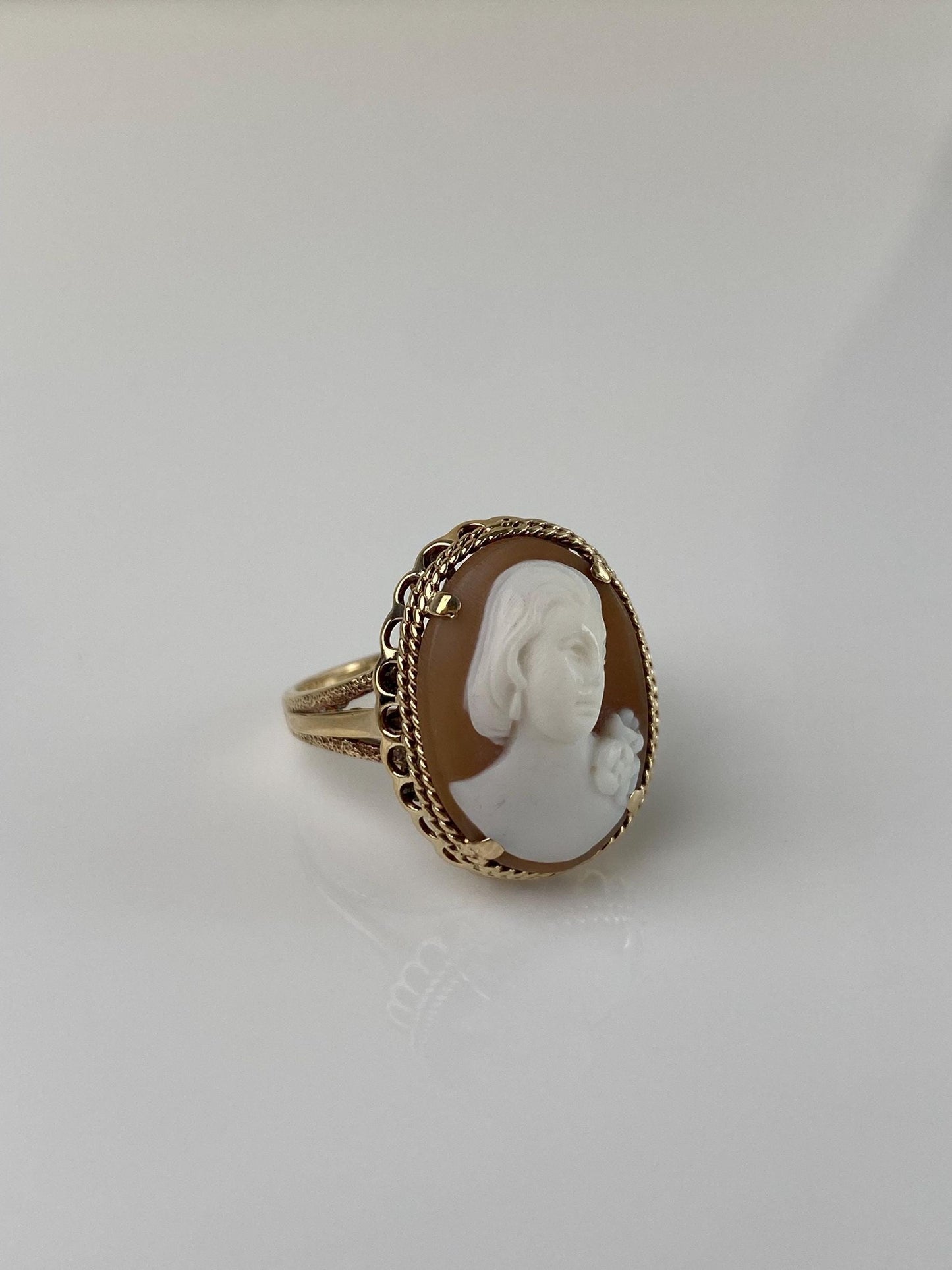 Vintage Solid 10k Yellow Gold Cameo Ring - Size 7.25