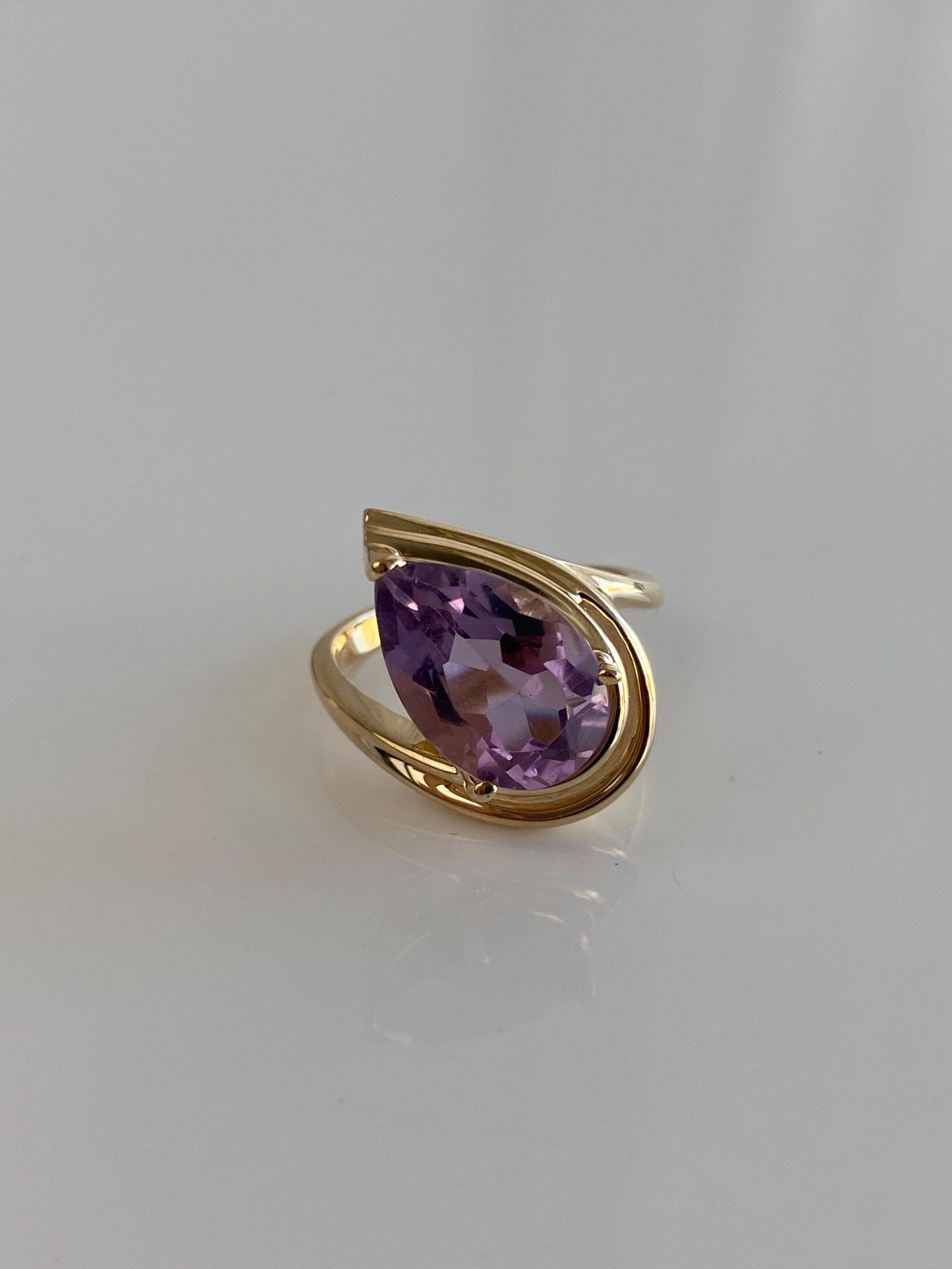 Vintage Solid 14k Yellow Gold Amethyst Teardrop Twist Ring - Size 6