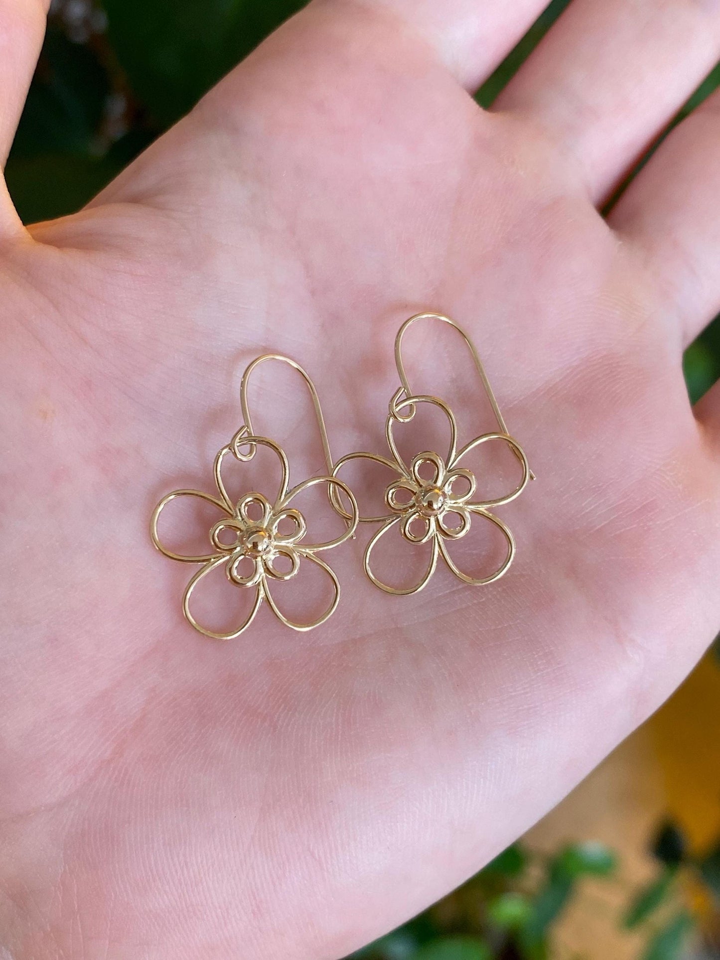 Vintage Solid 14k Yellow Gold Wire Flower Dangle Earrings