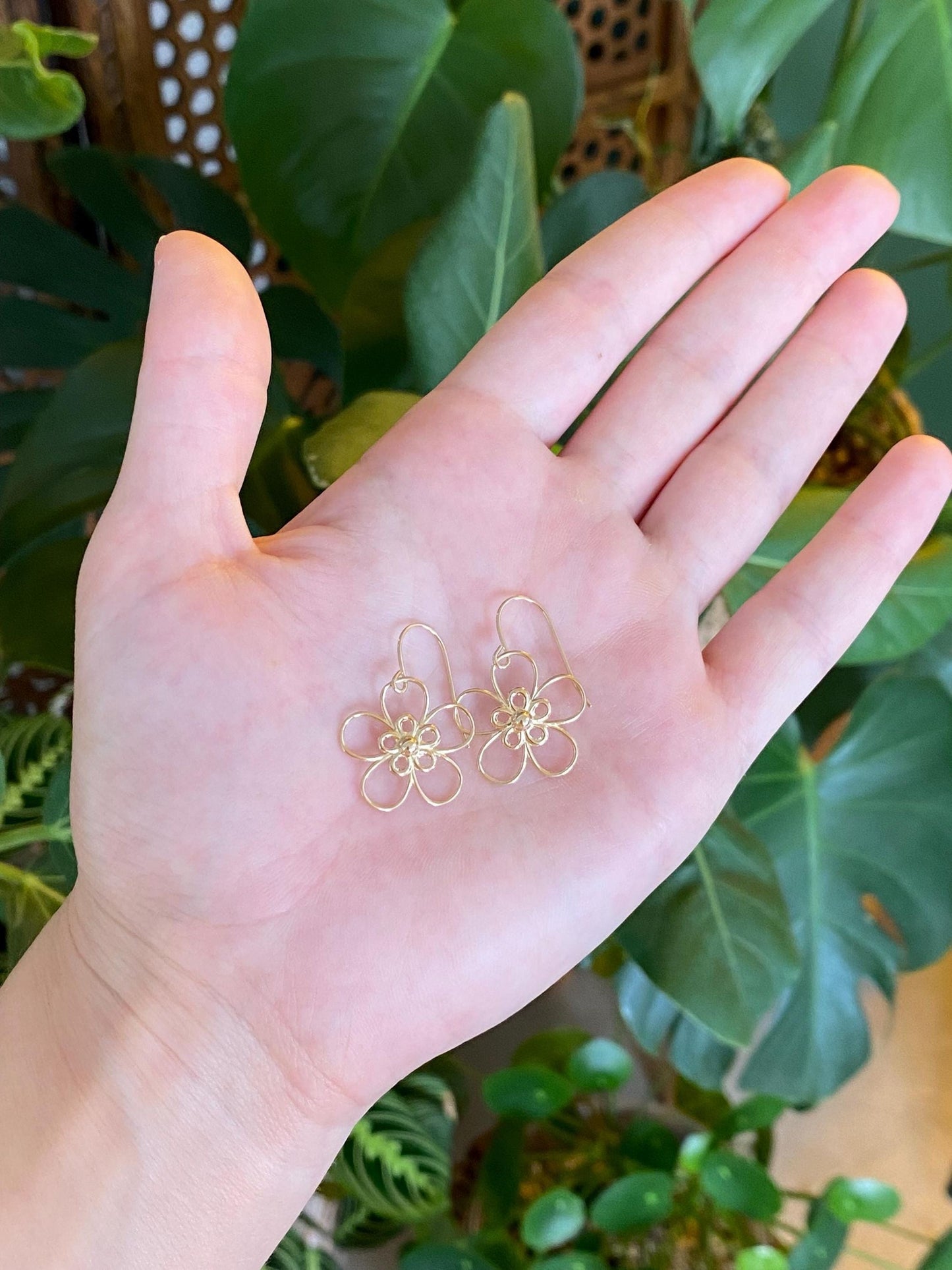 Vintage Solid 14k Yellow Gold Wire Flower Dangle Earrings
