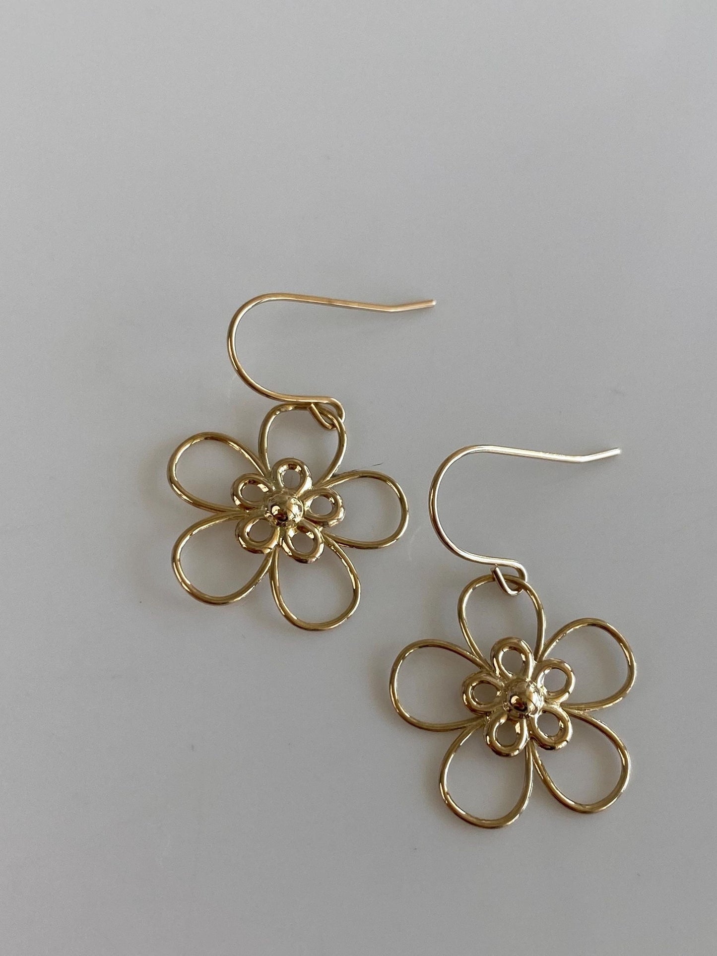 Vintage Solid 14k Yellow Gold Wire Flower Dangle Earrings