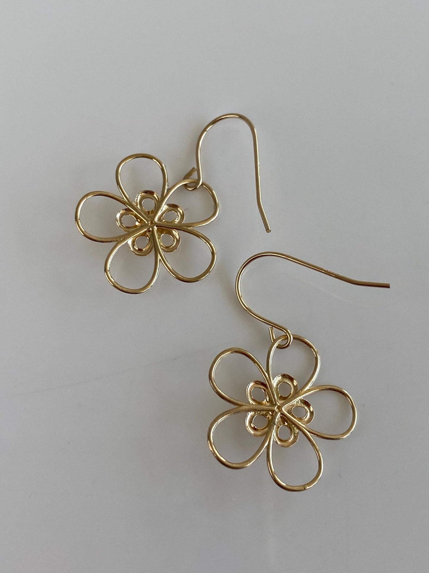 Vintage Solid 14k Yellow Gold Wire Flower Dangle Earrings